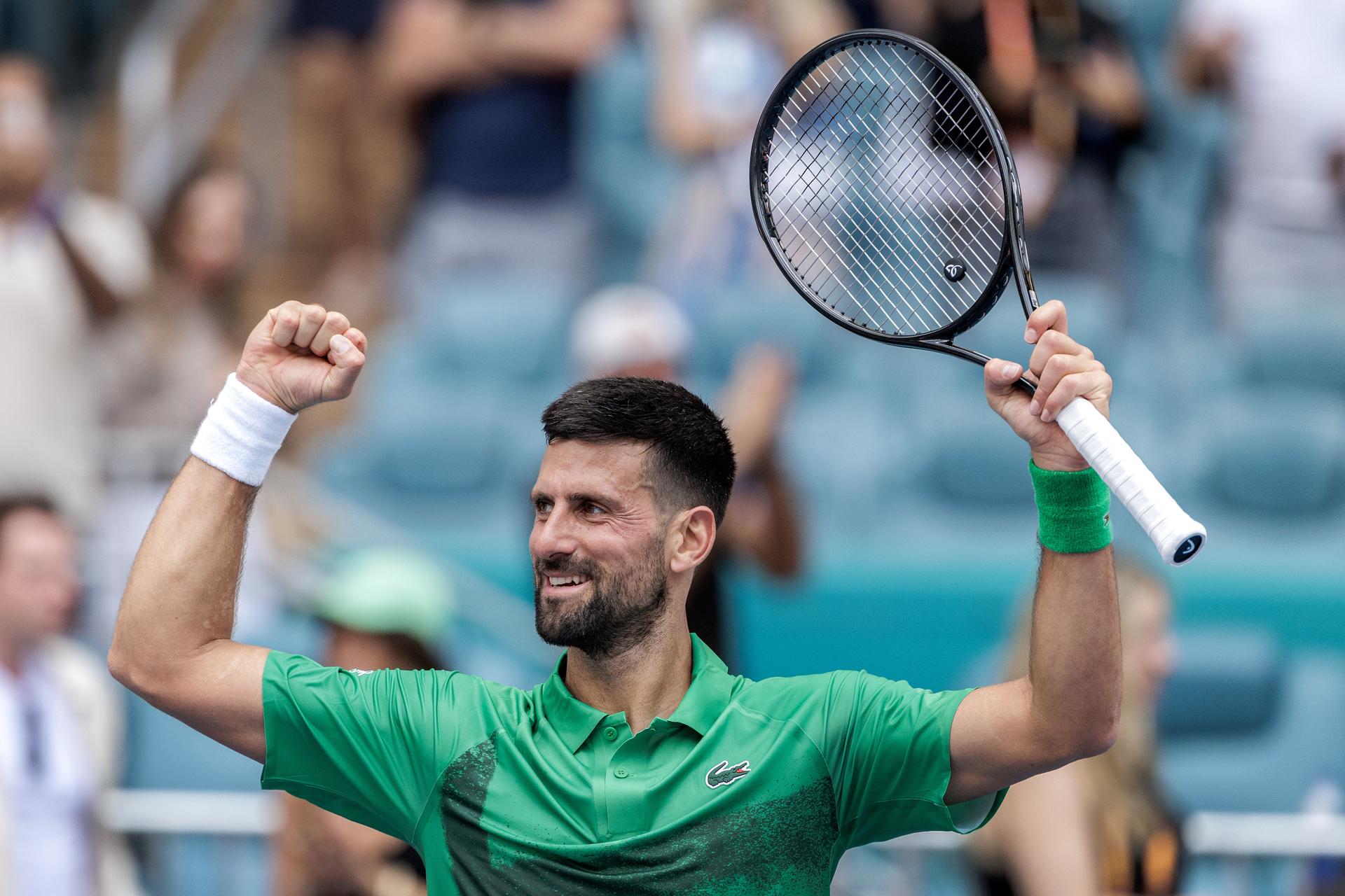 Novak Djokovic celebra su victoria sobre el argentino Ugo Carabelli, en la tercera ronda del Abierto de Miami. EFE/EPA/CRISTOBAL HERRERA-ULASHKEVICH