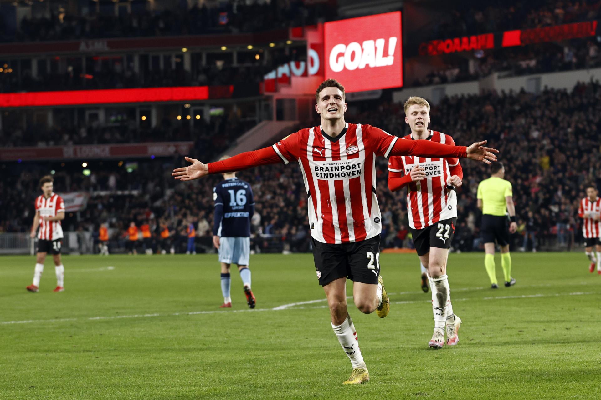 El jugador Guus Til, del PSV Eindhoven, celebra el 2-0 durante el partido de la Eredivisie que han jugado PSV Eindhoven y SC Heerenveen en el Phillips Stadium en Eindhoven, Países Bajos. EFE/EPA/MAURICE VAN STEEN