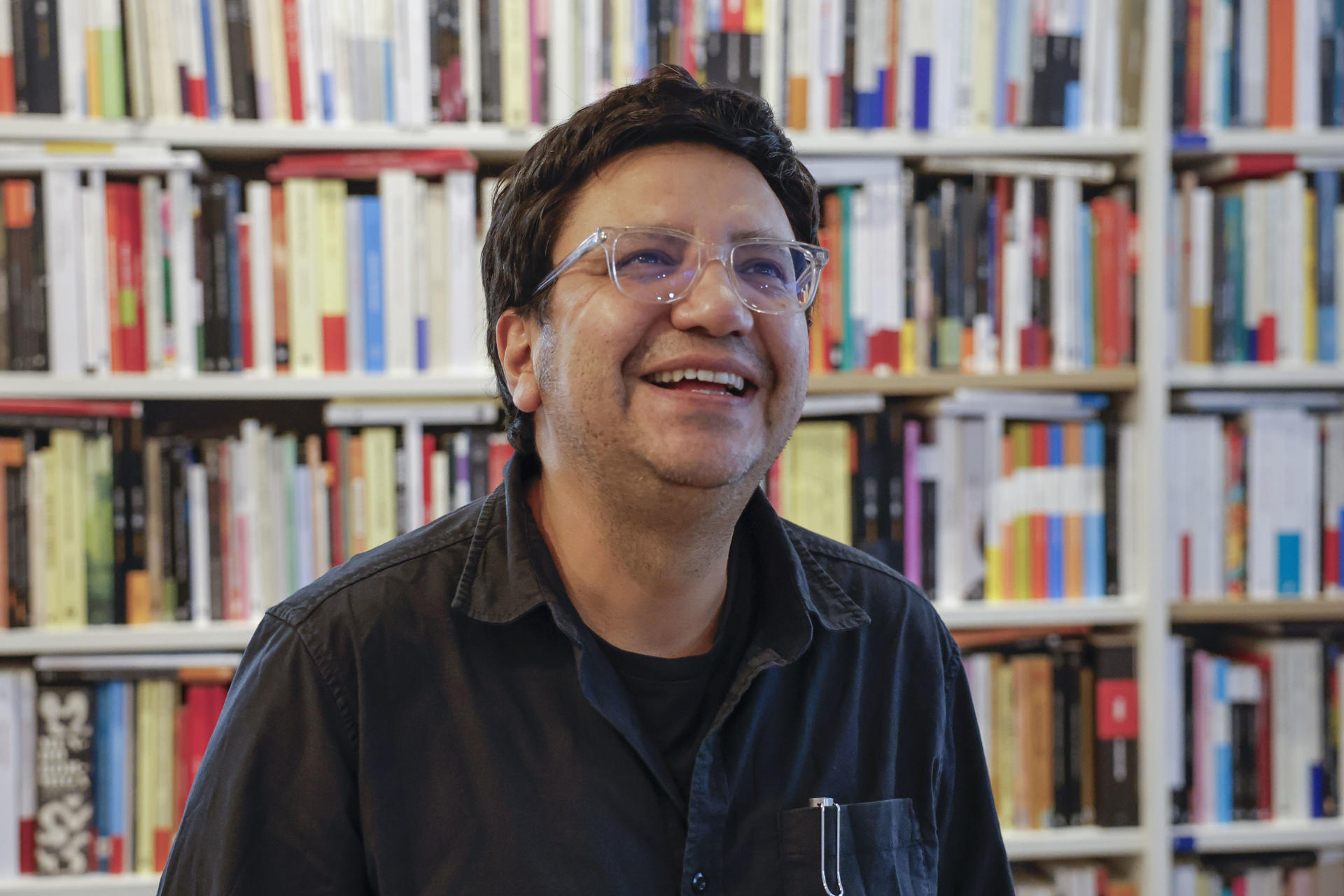 El novelista chileno Alejandro Zambra, posa para Efe antes de dar una charla en Santiago de Compostela, tras recibir el pasado día 25 el Premio Literario Arcebispo Juan de San Clemente hoy jueves en Santiago de Compostela. EFE/Lavandeira jr