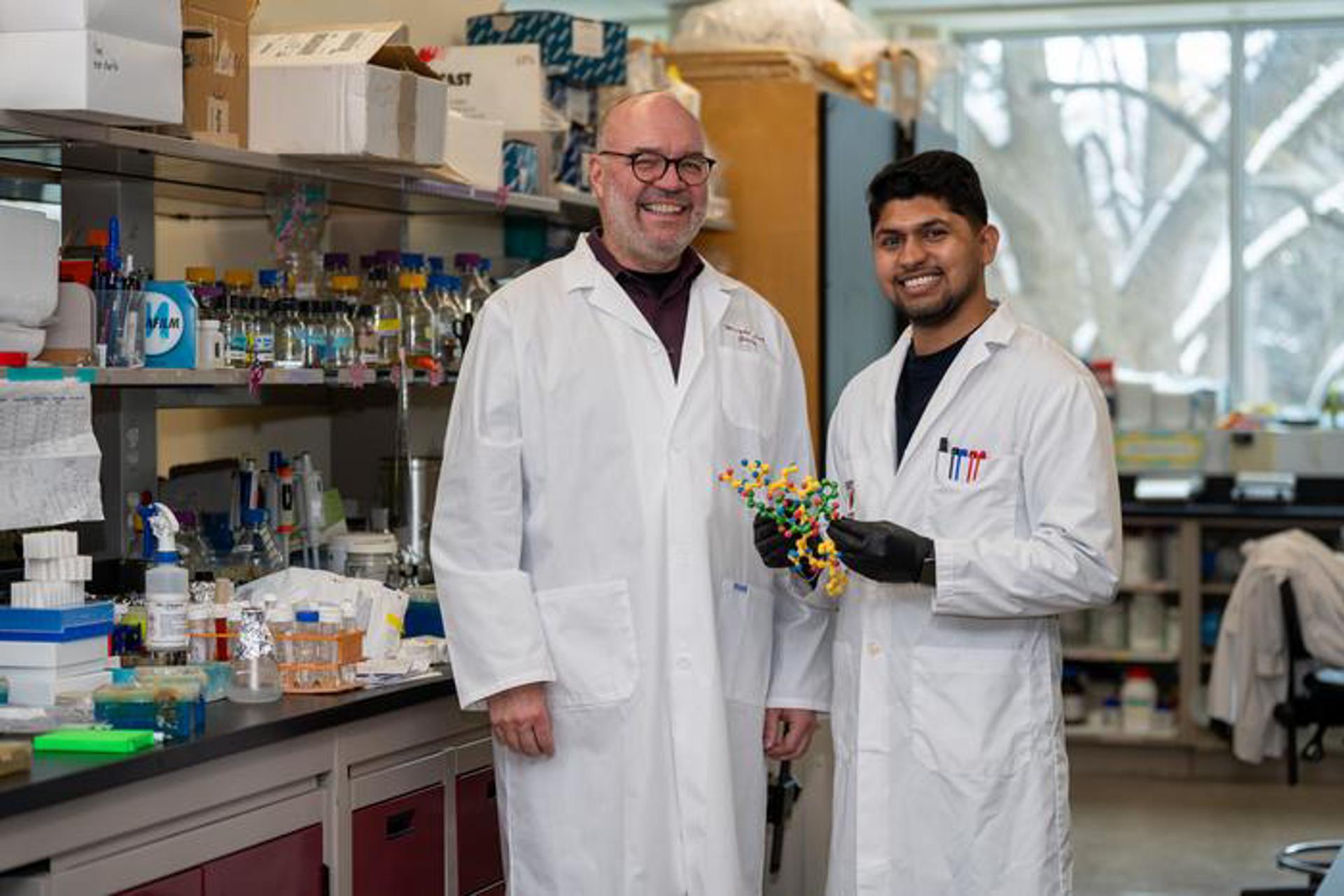 Los investigadores Gerry Wright y Manoj Jangra, de la Universidad McMaster, Canadá. EFE/Crédito: Universidad McMaster.