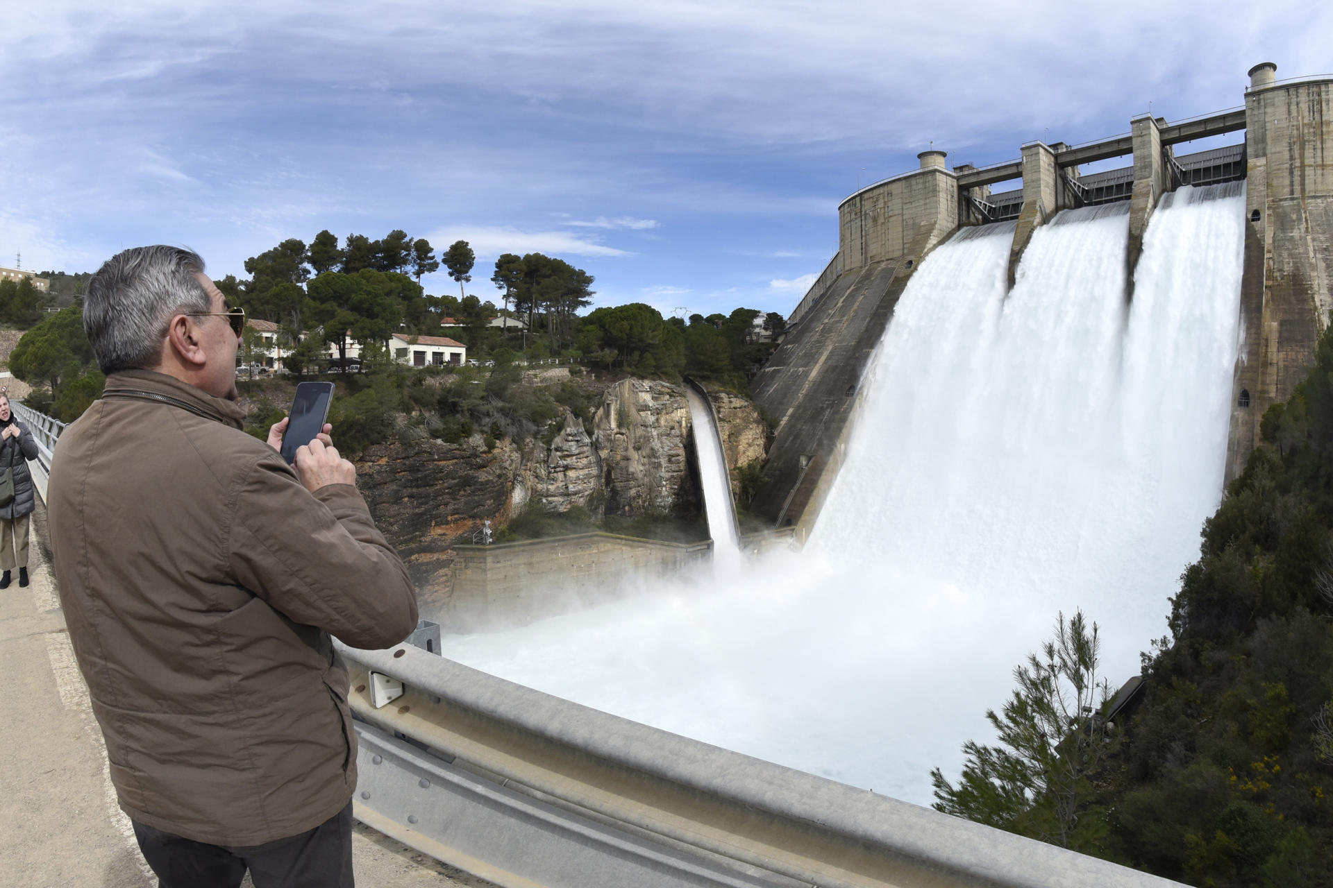 En la imagen de archivo, la Confederación Hidrográfica del Ebro (CHE) realiza una crecida controlada en el río Cinca. EFE/Javier Blasco