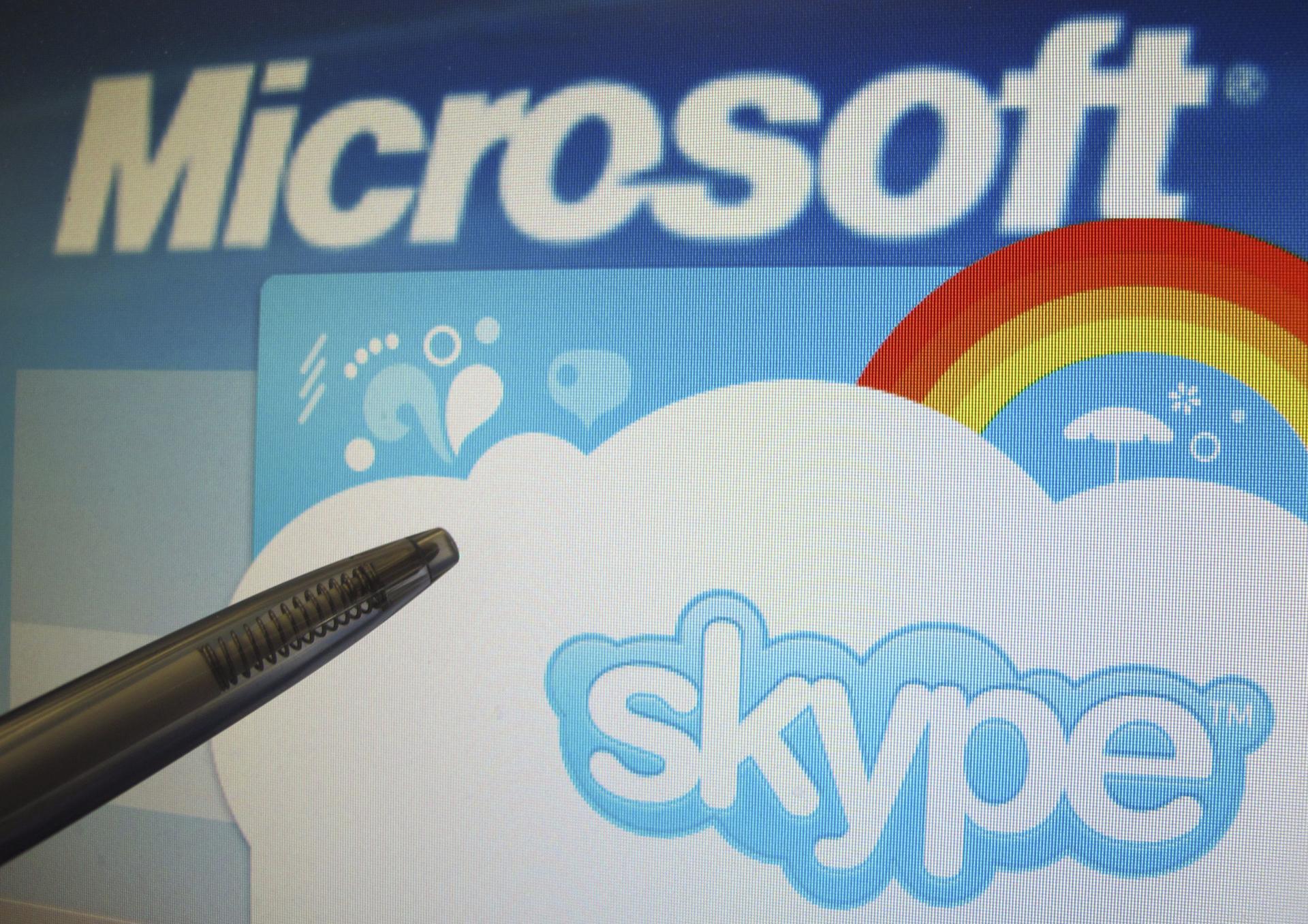 Fotografía de archivo de una persona apuntando a una pantalla que muestra los logos de Microsoft y de la empresa de telefonía Sykpe en Berlín (Alemania).EFE/ Franz-peter Tschauner ARCHIVO