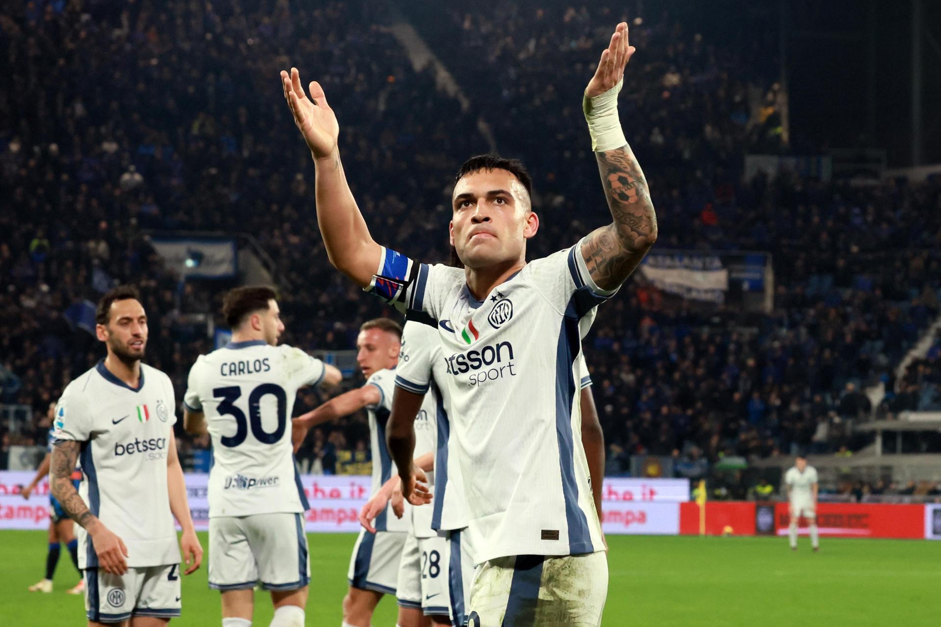 El delantero del Inter Lautaro Martinez celebra el 0-2 durante el partido de la Serie A que han jugado Atalanta BC y FC Internazionale, en Bérgamo, Italia. EFE/EPA/MICHELE MARAVIGLIA