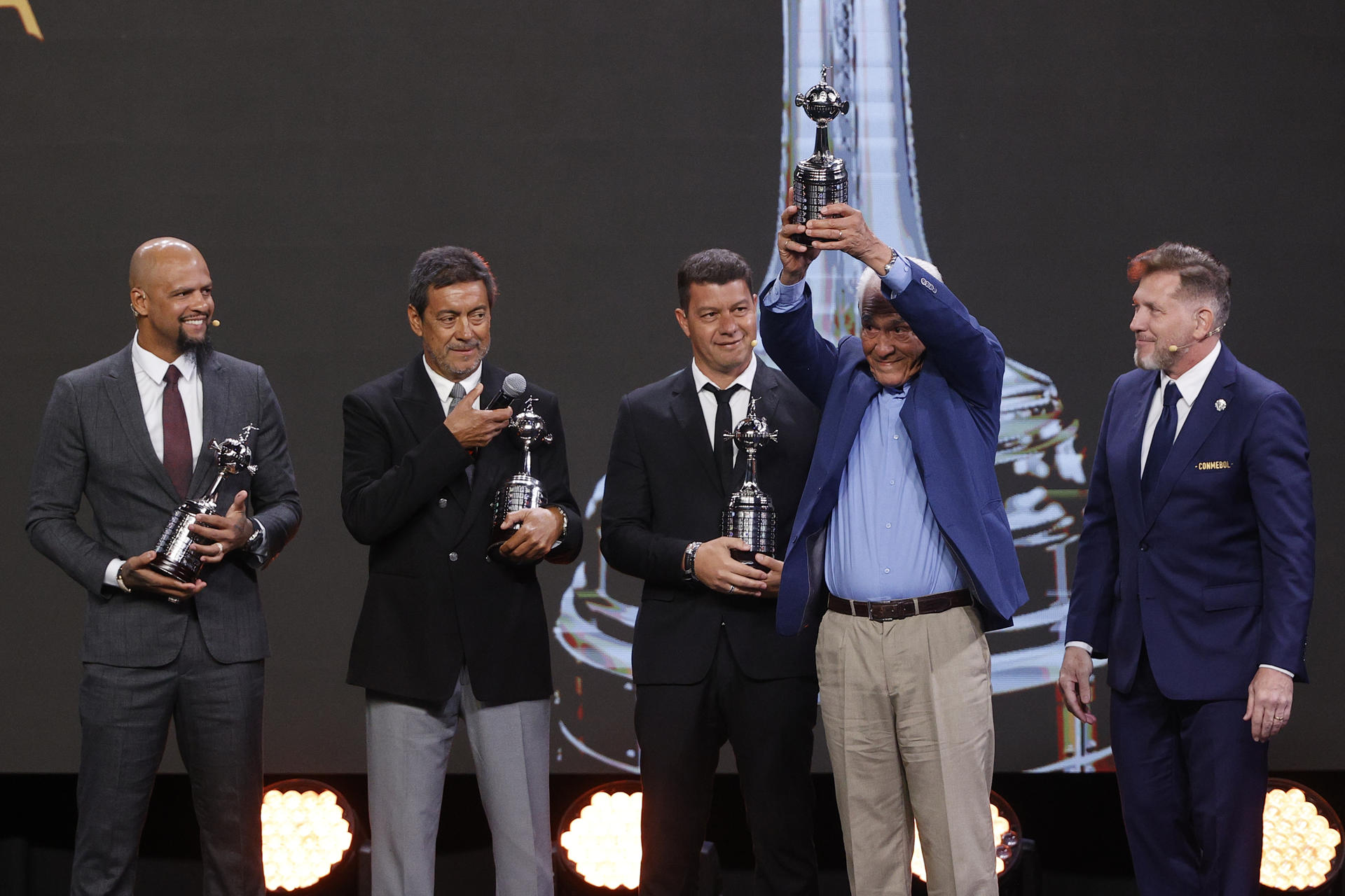 De izquierda a derecha, Felipe Melo; Arsenio Luzardo; Sebastián Battaglia; Francisco Sá y el presidente de la Confederación Sudamericana de Fútbol (Conmebol), Alejandro Domínguez, participan en un homenaje previo al sorteo de la fase de grupos de la Copa Libertadores 2025, en Luque (Paraguay). EFE/Juan Pablo Pino