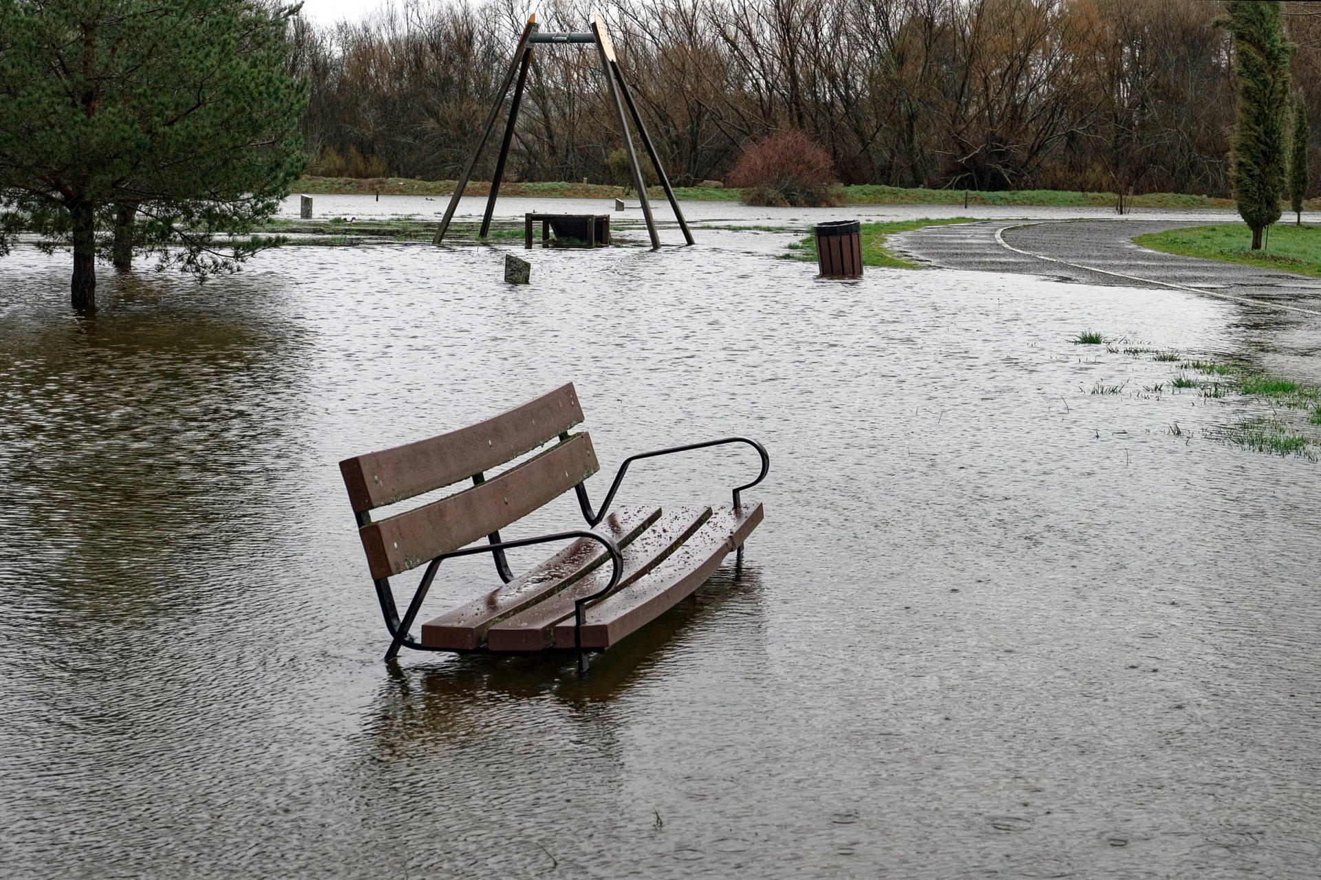 Zonas inundadas por la crecida del río Adaja a su paso por Ávila, como consecuencia de las lluvias registradas en la región, este sábado. EFE/ Raúl Sanchidrián