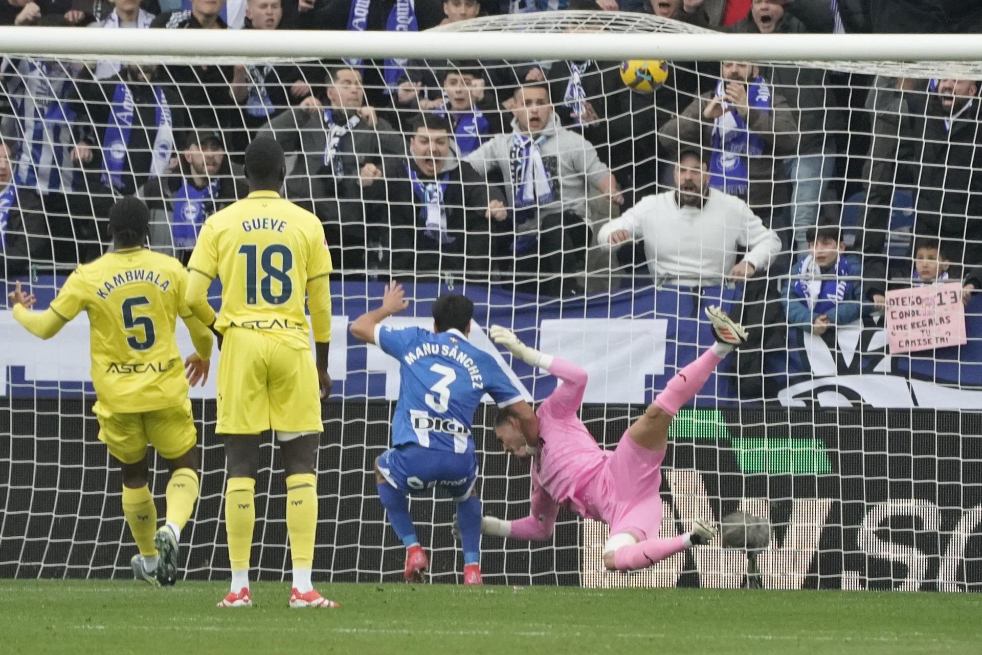 El defensa del Alavés Manuel Sánchez (c), remata para marcar gol contra el Villarreal, durante el partido de la jornada 27 de LaLiga Ea Sports, este sábado en el estadio de Mendizorrotza. EFE / L. Rico