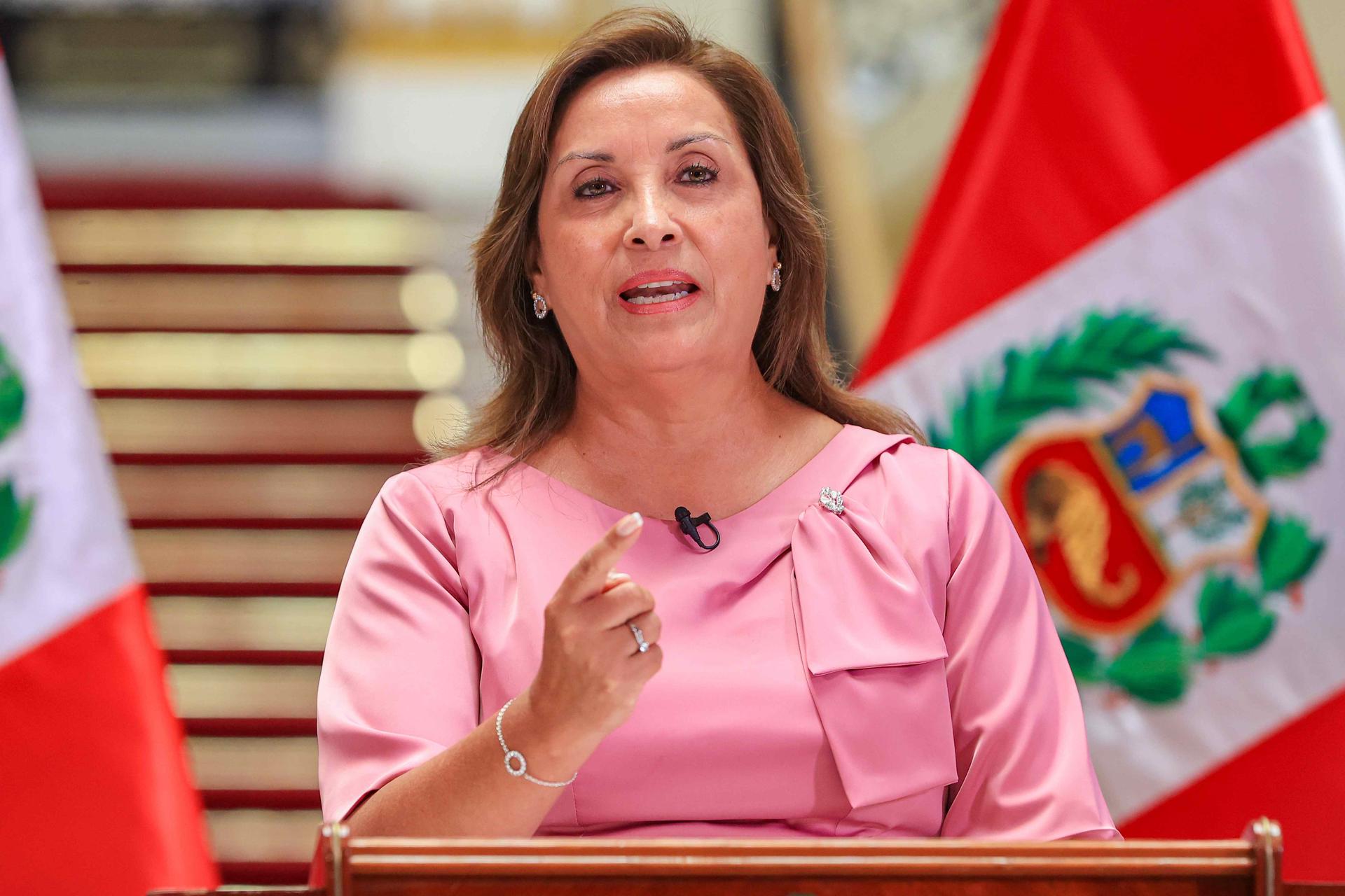 Fotografía cedida por la Presidencia de Perú que muestra a la mandataria peruana, Dina Boluarte, hablando en el Palacio de Gobierno este martes, en Lima (Perú). EFE/ Presidencia de Perú