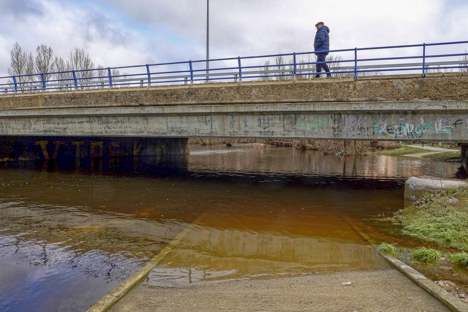 Vista del río Adaja a su paso por Ávila, este lunes. EFE/ Raúl Sanchidrián