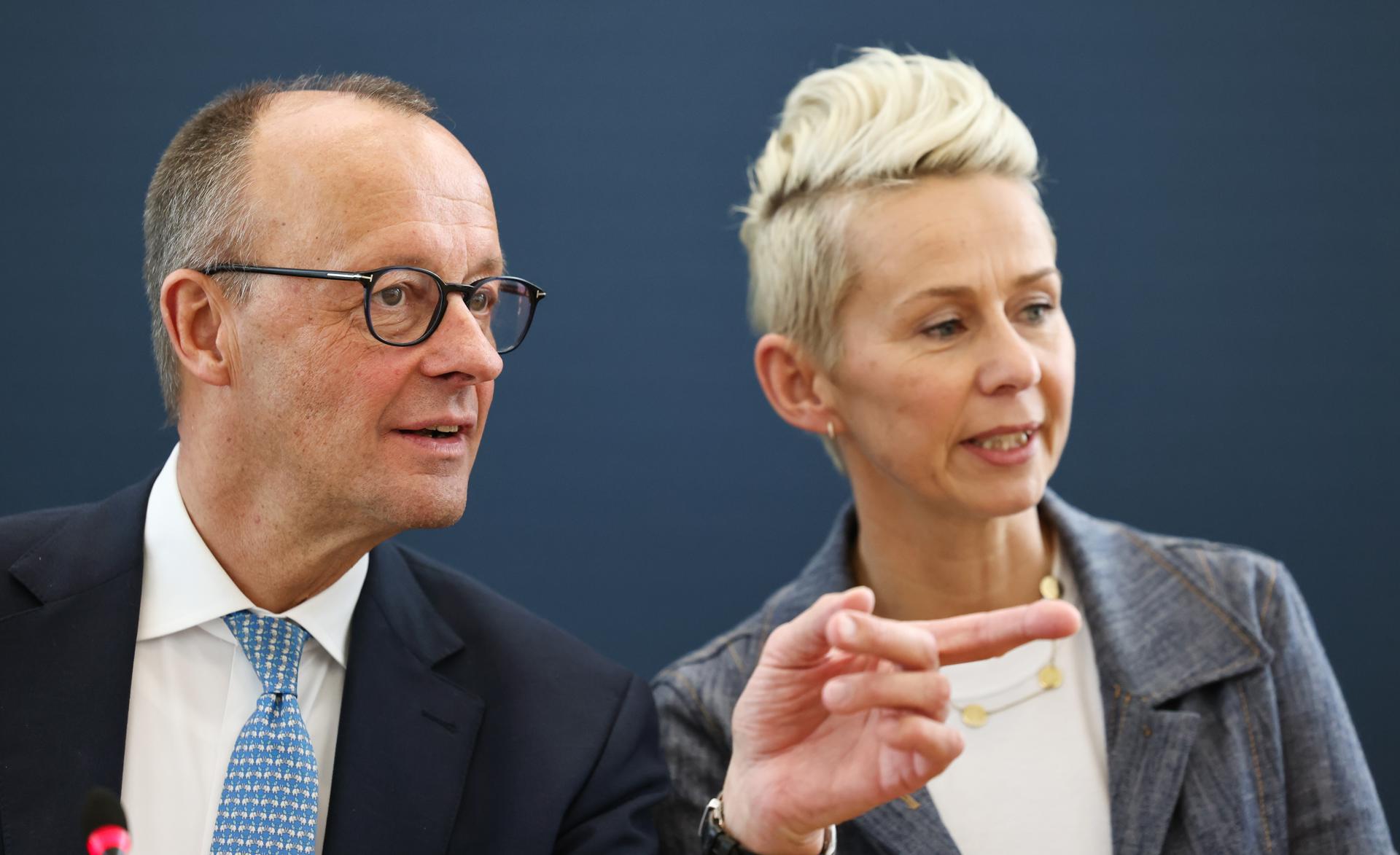 El líder del partido de la Unión Demócrata Cristiana (CDU) y canciller en espera, Friedrich Merz (I), y la vicepresidenta de la CDU, Silvia Breher (D), asisten a una reunión del comité ejecutivo federal en la Konrad-Adenauer-Haus, la sede de la CDU, en Berlín, Alemania, el 24 de marzo de 2025. (Alemania) EFE/EPA/HANNIBAL HANSCHKE