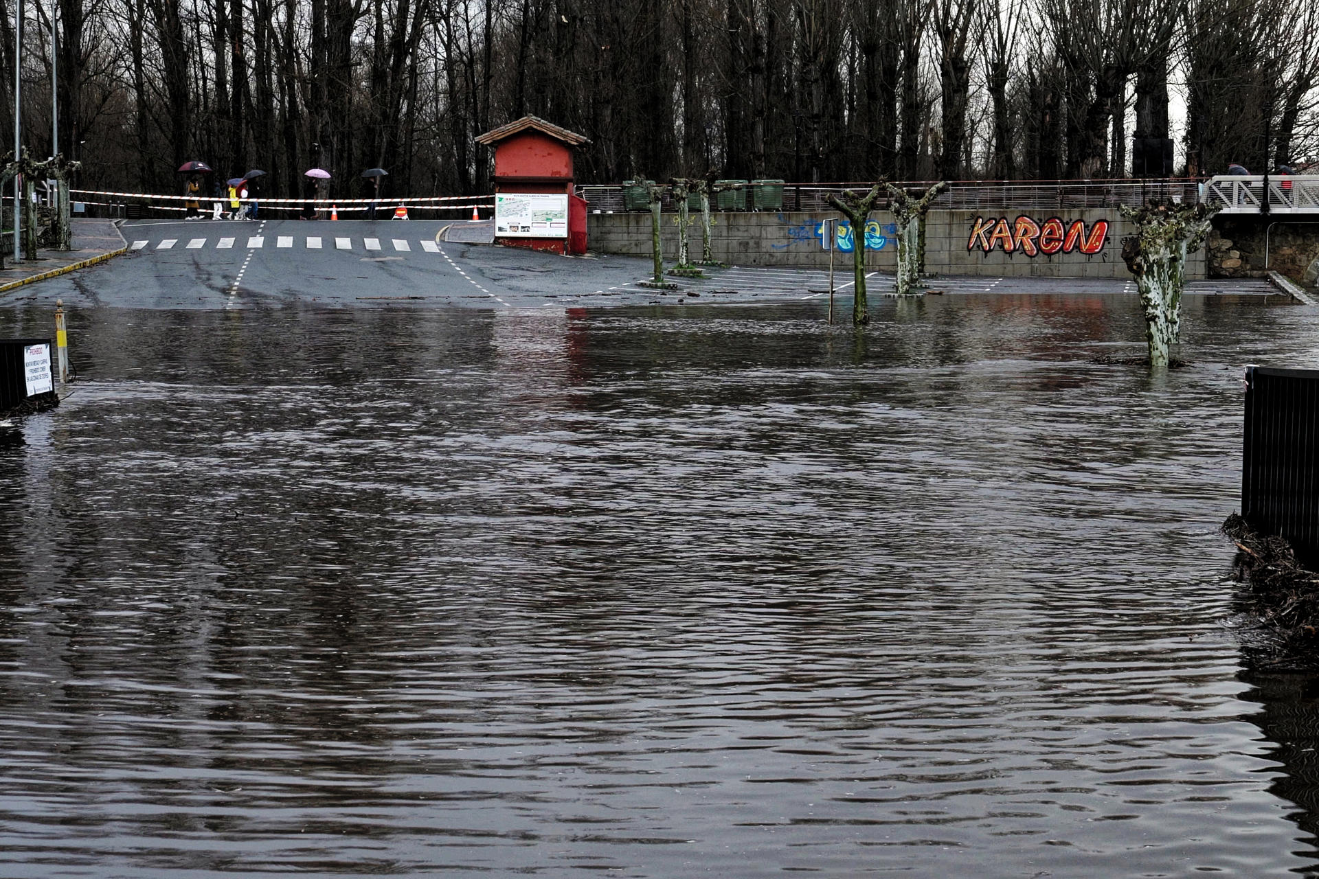 Vista del Río Alberche, desbordado a su paso por la localidad abulense de Navaluenga por el temporal de la borrasca Jana este sábado. Castilla y León y otras 16 autonomías (todas excepto Murcia y Melilla) inician el fin de semana en alerta ante el paso de la borrasca Jana, que va a dejar lluvias muy fuertes en casi todo el país, además de precipitaciones de nieve en muchos lugares de montaña, según los datos de la Agencia Estatal de Meteorología (Aemet).-EFE/ Raúl Sanchidrián
