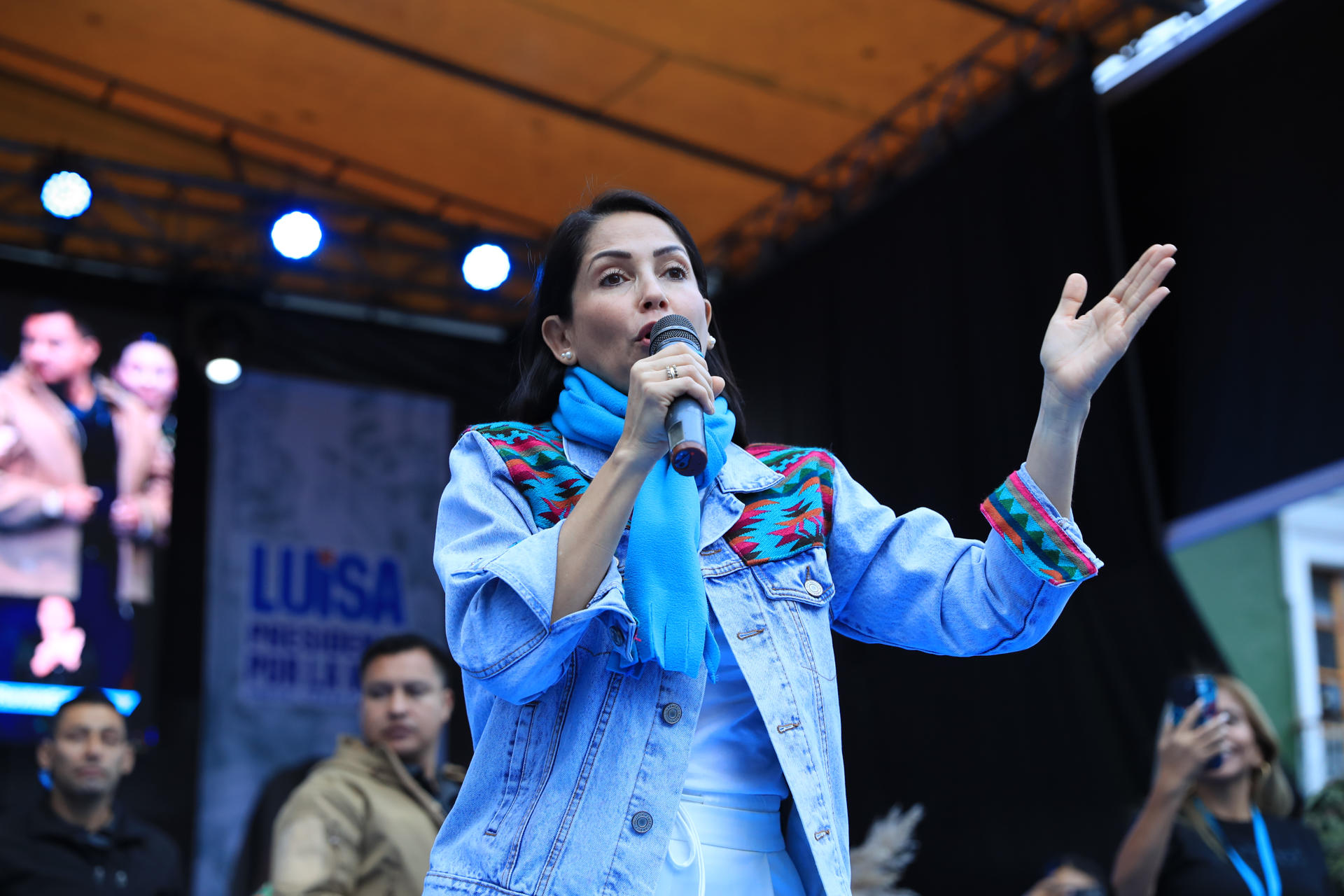 La candidata a la Presidencia de Ecuador Luisa González, se congrega con simpatizantes este jueves en Pujilí (Ecuador). EFE/José Jácome