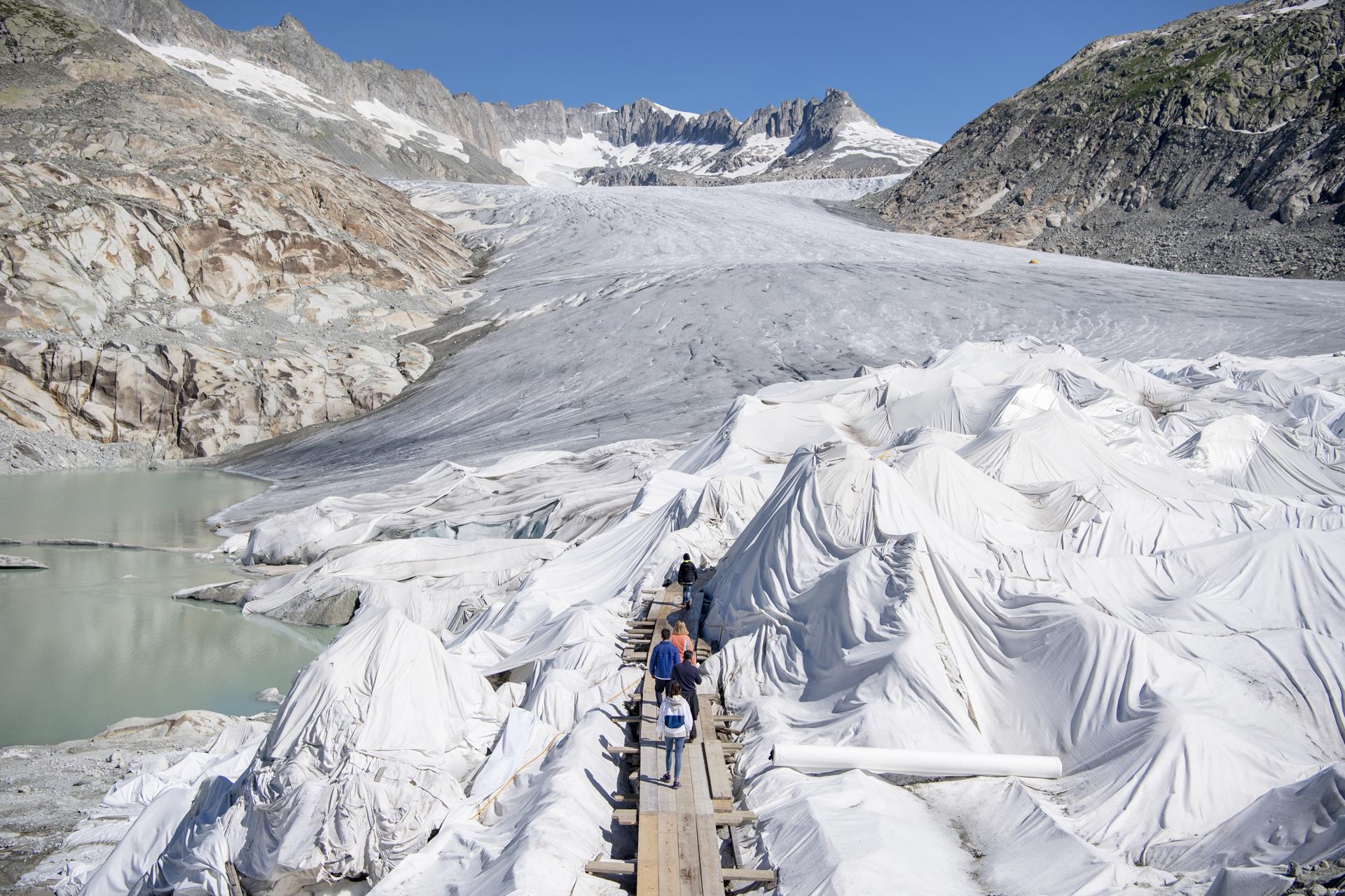 Fotografía de archivo que muestra el glaciar del Ródano, en los Alpes suizos, cubierto con lonas para protegerlo de un mayor derretimiento debido al calentamiento global. EFE/URS FLUEELER
