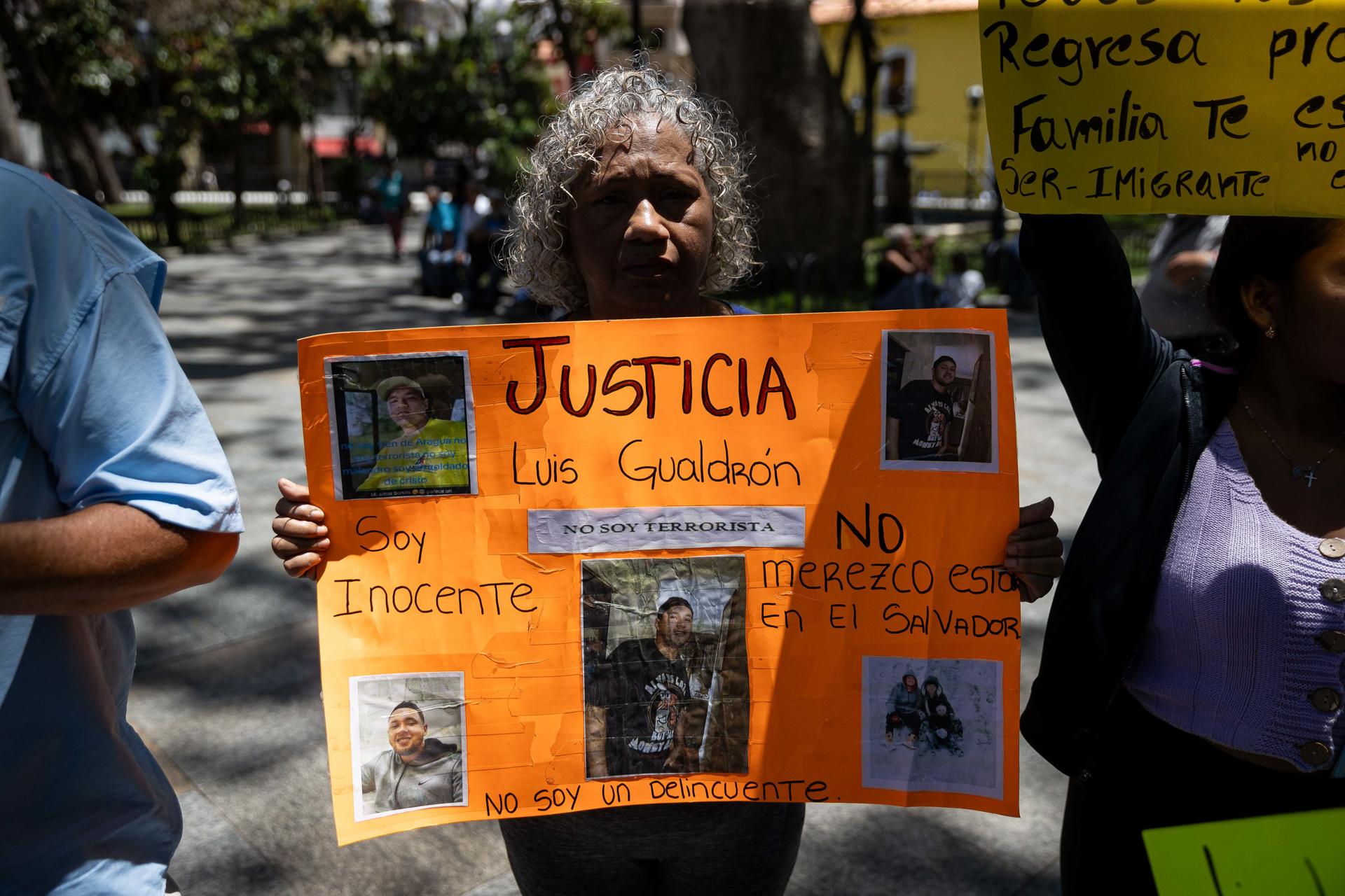 Una mujer sostiene un cartel durante una manifestación en apoyo a los venezolanos encarcelados en El Salvador, este lunes, en Caracas (Venezuela). EFE/ Ronald Peña R.