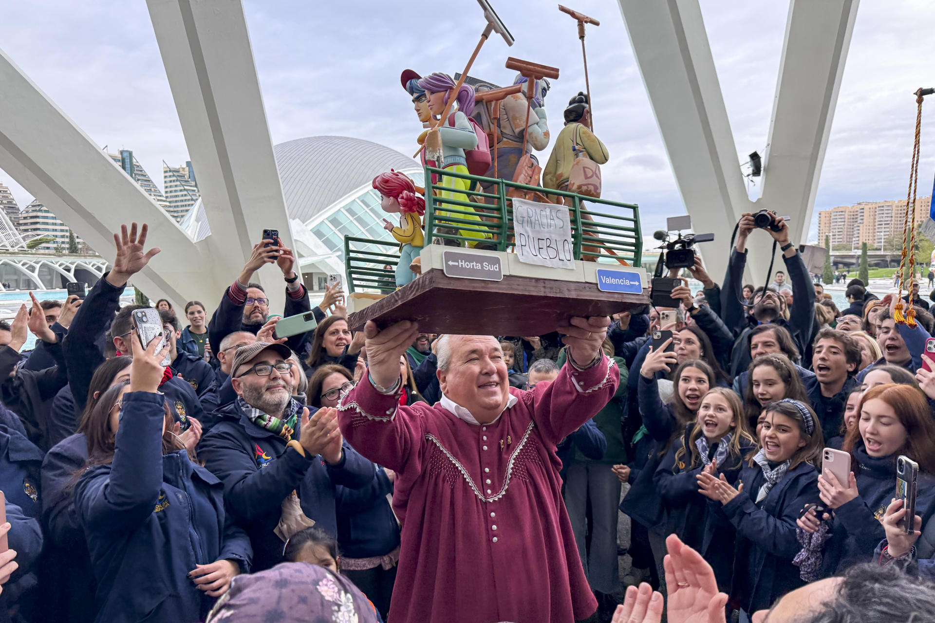 Falleros de la comisión Duque de Gaeta-Pobla de Farnals llevan el ninot infantil indultado por el público en las Fallas de 2025, una escena que homenajea la solidaridad que generó la dana de Valencia del artista Mario Pérez, por lo que se salvará de las llamas el 19 de marzo y pasará al Museo Fallero. EFE/Raquel Segura