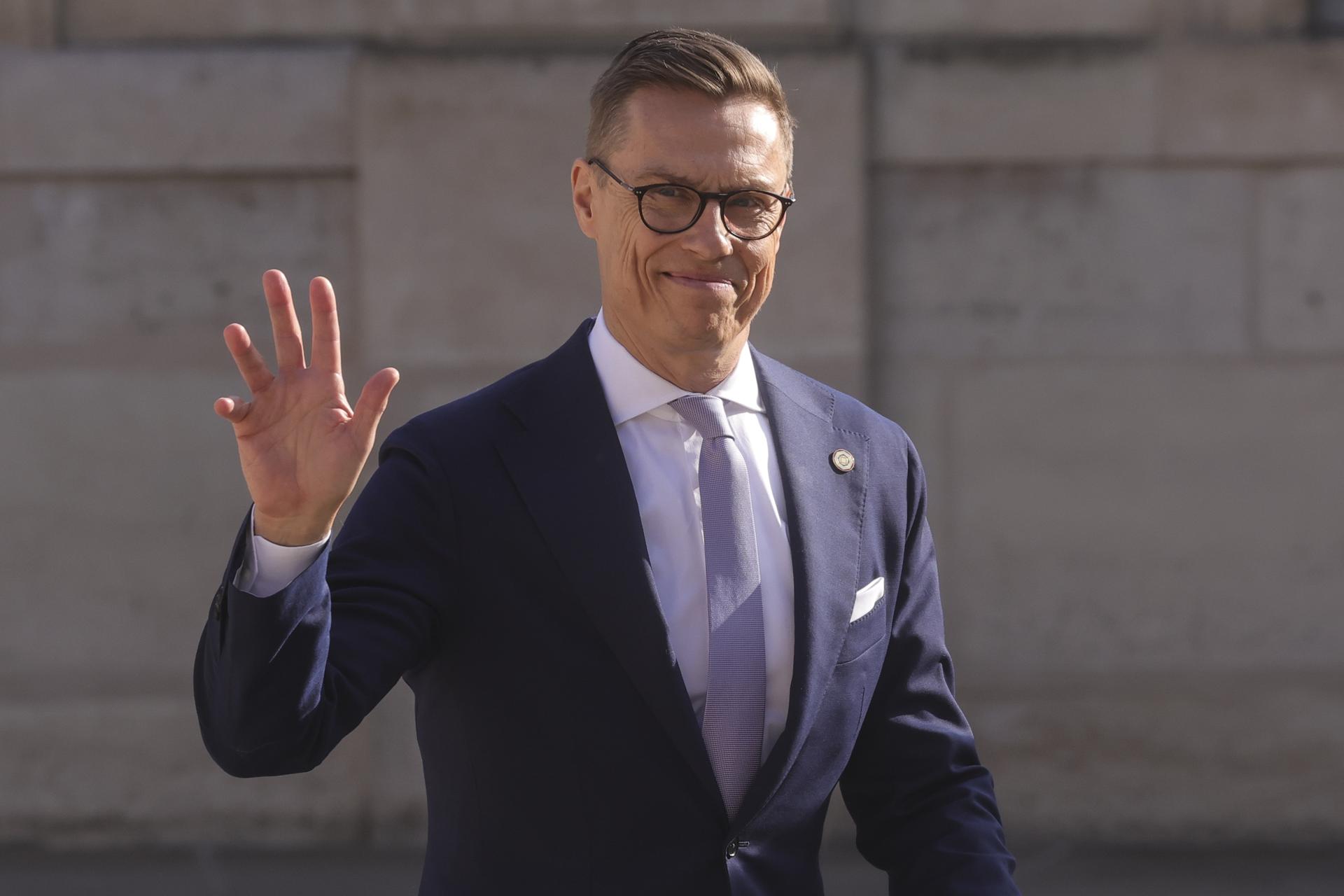 El presidente de Finlandia, Alexander Stubb, reacciona a su llegada a la cumbre de la 'Coalición de los Dispuestos' sobre paz y seguridad para Ucrania, con líderes europeos e internacionales, en el Palacio del Elíseo en París, Francia, el 27 de marzo de 2025. (Finlandia, Francia, Ucrania) EFE/EPA/Teresa Suarez
