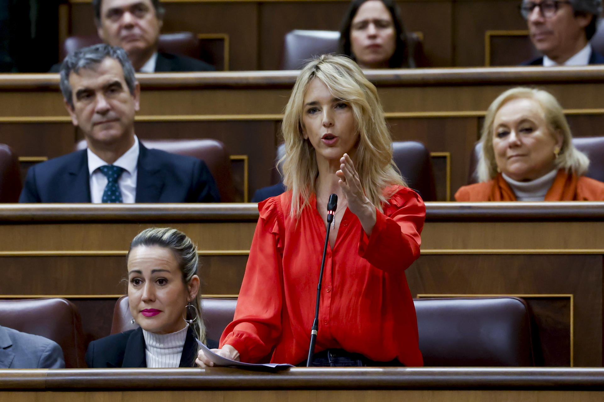 La portavoz adjunta del PP, Cayetana Álvarez de Toledo, durante su intervención en la sesión de control al Ejecutivo que tiene lugar este miércoles en el Congreso. EFE/ JUAN CARLOS HIDALGO