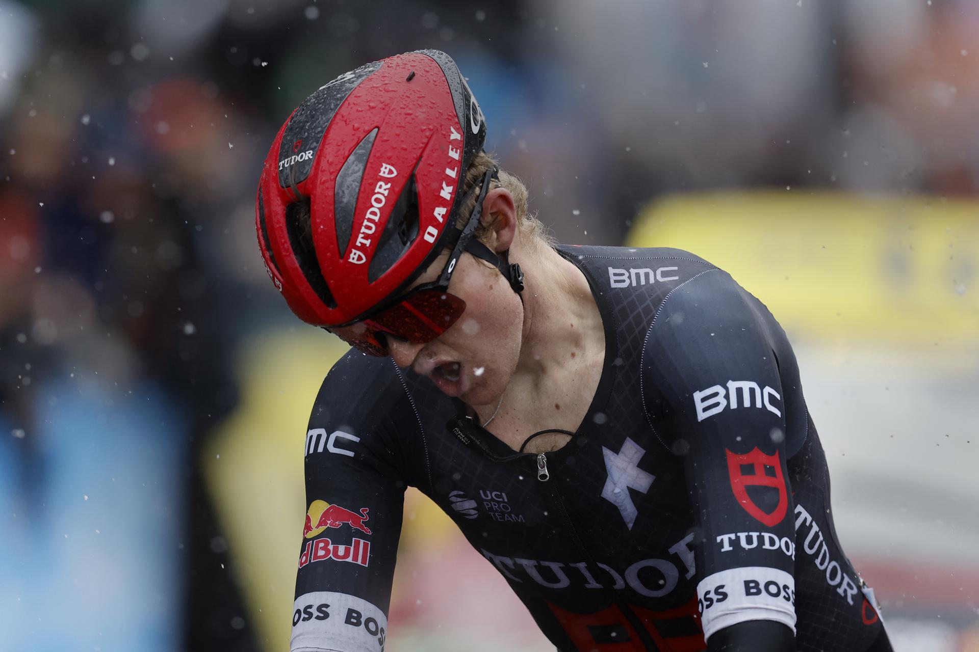 El australiano Michael Storer (Tudor) en Auron tras una etapa de de 109,3 kilómetros de recorrido. EFE/EPA/SEBASTIEN NOGIER
