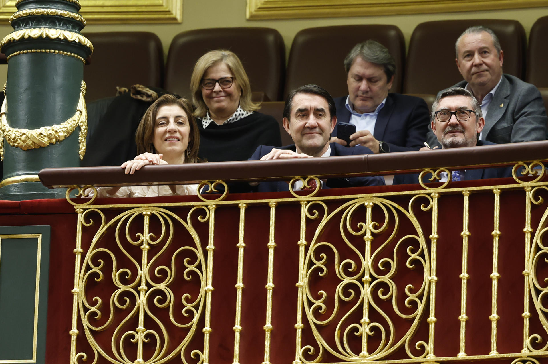 La conselleira de Medio Ambiente, Territorio y Vivienda de la Xunta de Galicia, Ángeles Vázquez (i) y el consejero de Medio Ambiente, Vivienda y Ordenación de la Junta de Castilla y León, Juan Carlos Suárez-Quiñones (c), en la tribuna de invitados del Congreso que ha votado este jueves, a través del proyecto de Ley del desperdicio alimentario, rebajar de la protección especial del lobo ibérico. EFE/ Mariscal