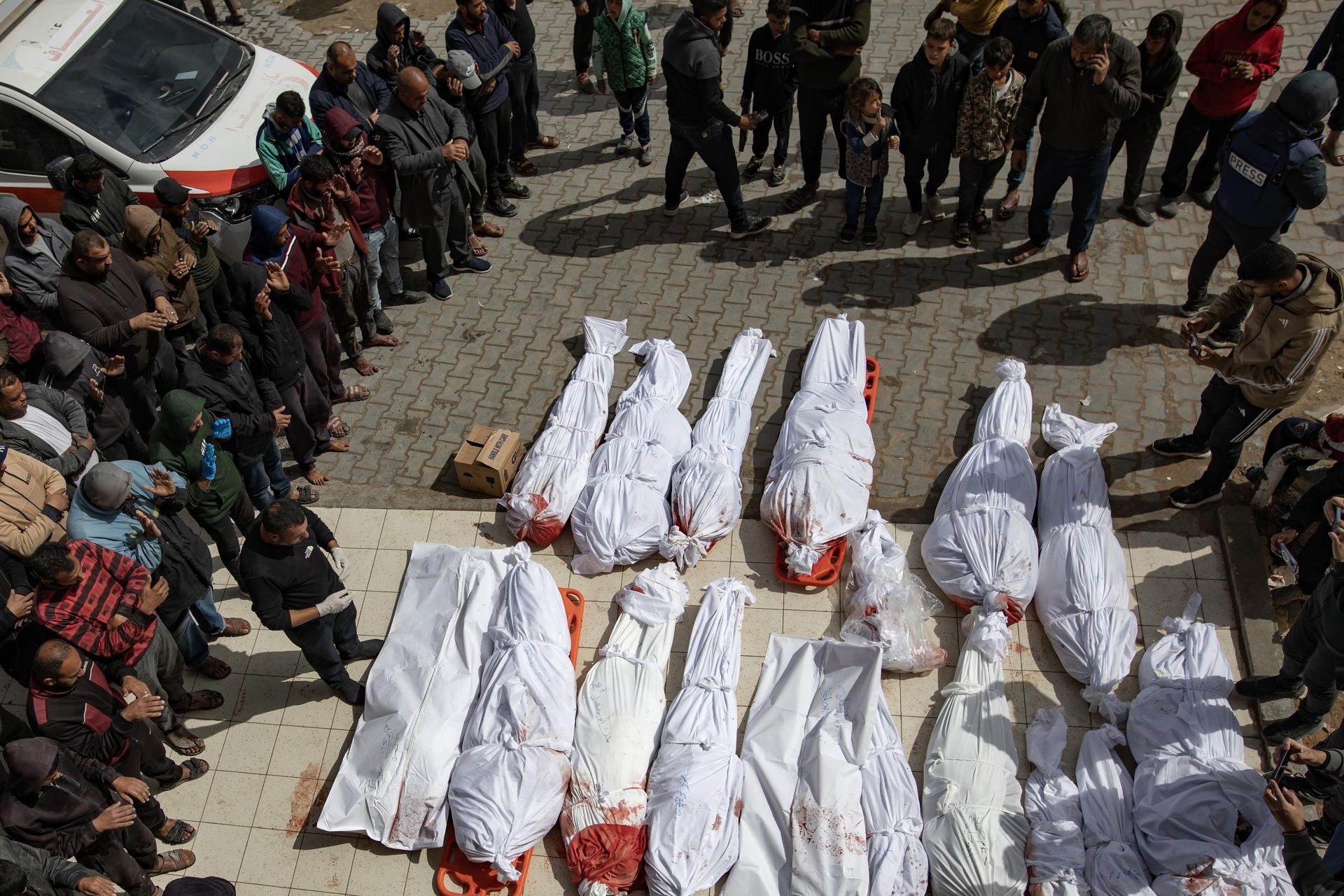 Palestinos alrededor de los cuerpos de sus familiares muertos en los ataques aéreos israelíes durante la noche en el norte de la Franja de Gaza, frente al Hospital Indónesio en Beit Lahia, el 20 de marzo de 2025. EFE/EPA/HAITHAM IMAD