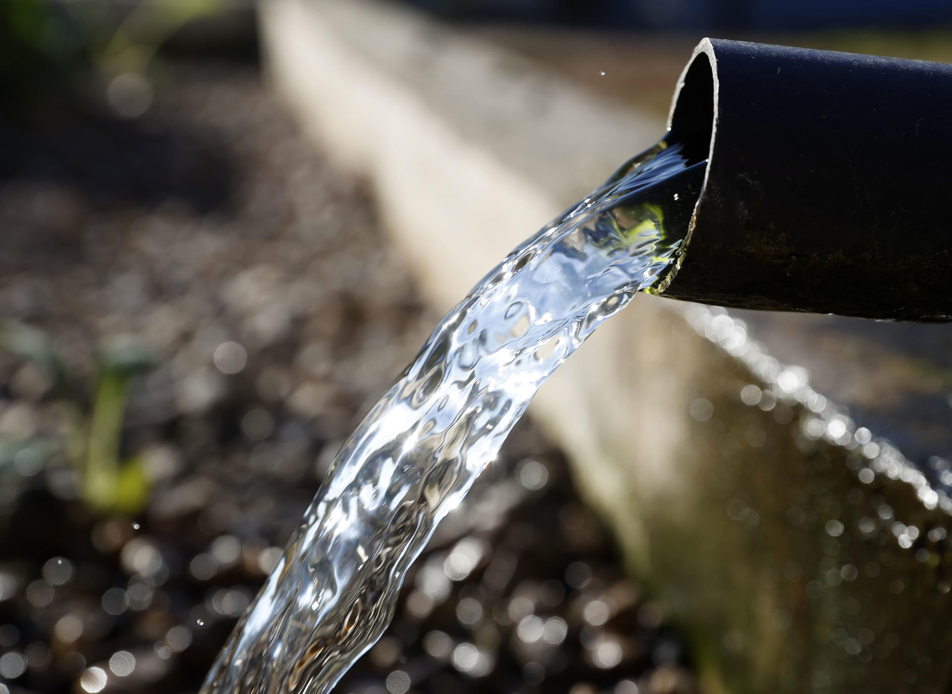 El proyecto Life Renaturwat ha demostrado que tratar aguas residuales urbanas combinando humedales artificiales con lodos de potabilizadora es un método eficaz y barato para que pequeñas y medianas poblaciones (hasta 2.000 habitantes equivalentes) puedan depurar sus aguas con calidades muy superiores a las de vertido. EFE/ J.J. Guillén