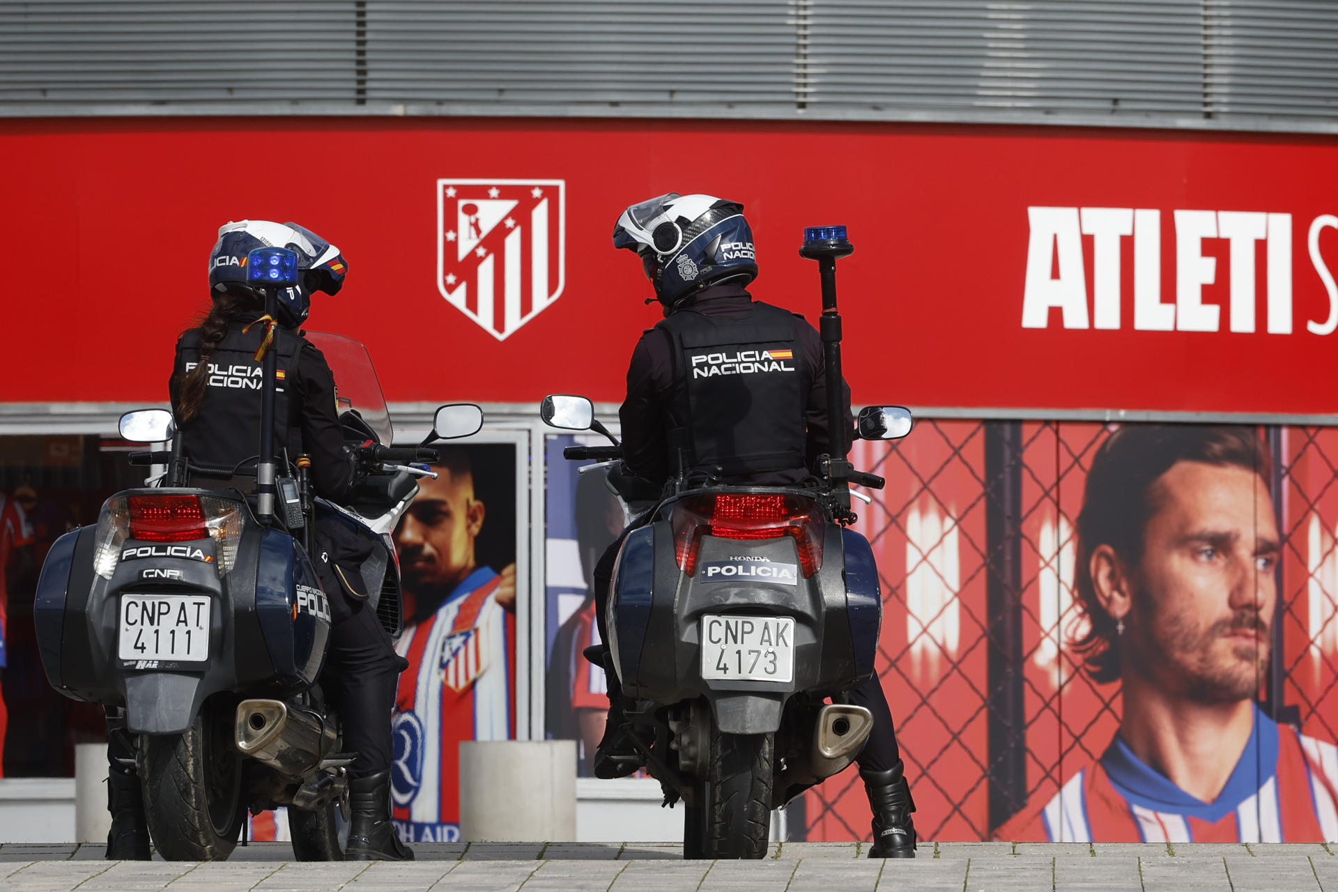 Policías Nacionales patrullan los alrededores del estadio Riyadh Metropolitano en Madrid, este miércoles, horas antes del partido de vuelta de la Liga de Campeones contra el Real Madrid. EFE/ Juan Carlos Hidalgo