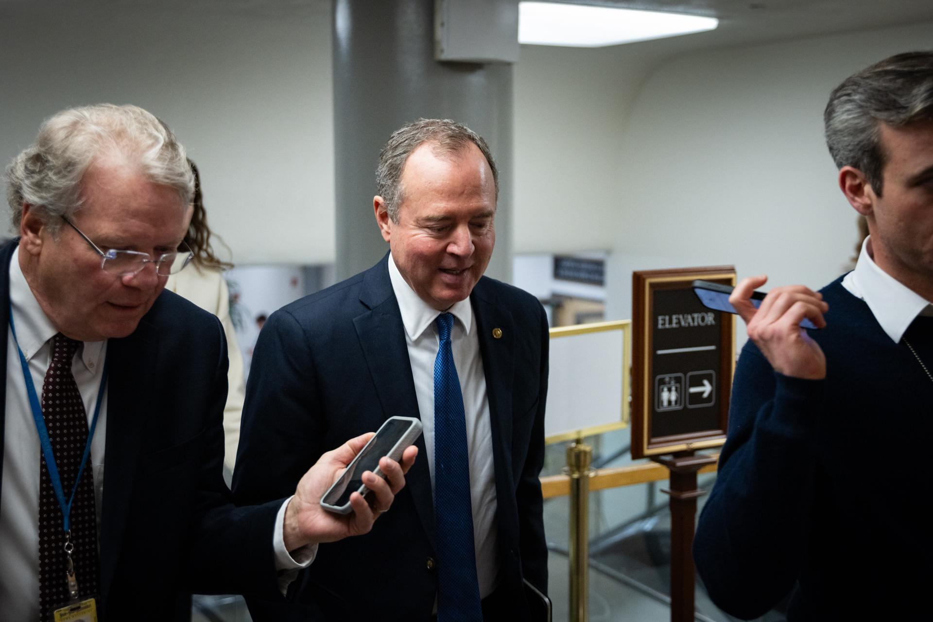 El senador estadounidense Adam Schiff (C) se dirige a la Cámara del Senado para votar en el Capitolio de los Estados Unidos en Washington, DC, EE. UU., el 14 de marzo de 2025. EFE/EPA/MAANSI SRIVASTAVA