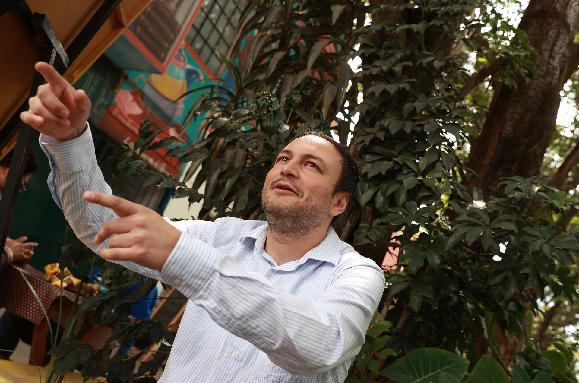 El narrador Emiliano Ruíz Parra habla durante una entrevista con EFE este sábado, en Ciudad de México (México). EFE/Alex Cruz