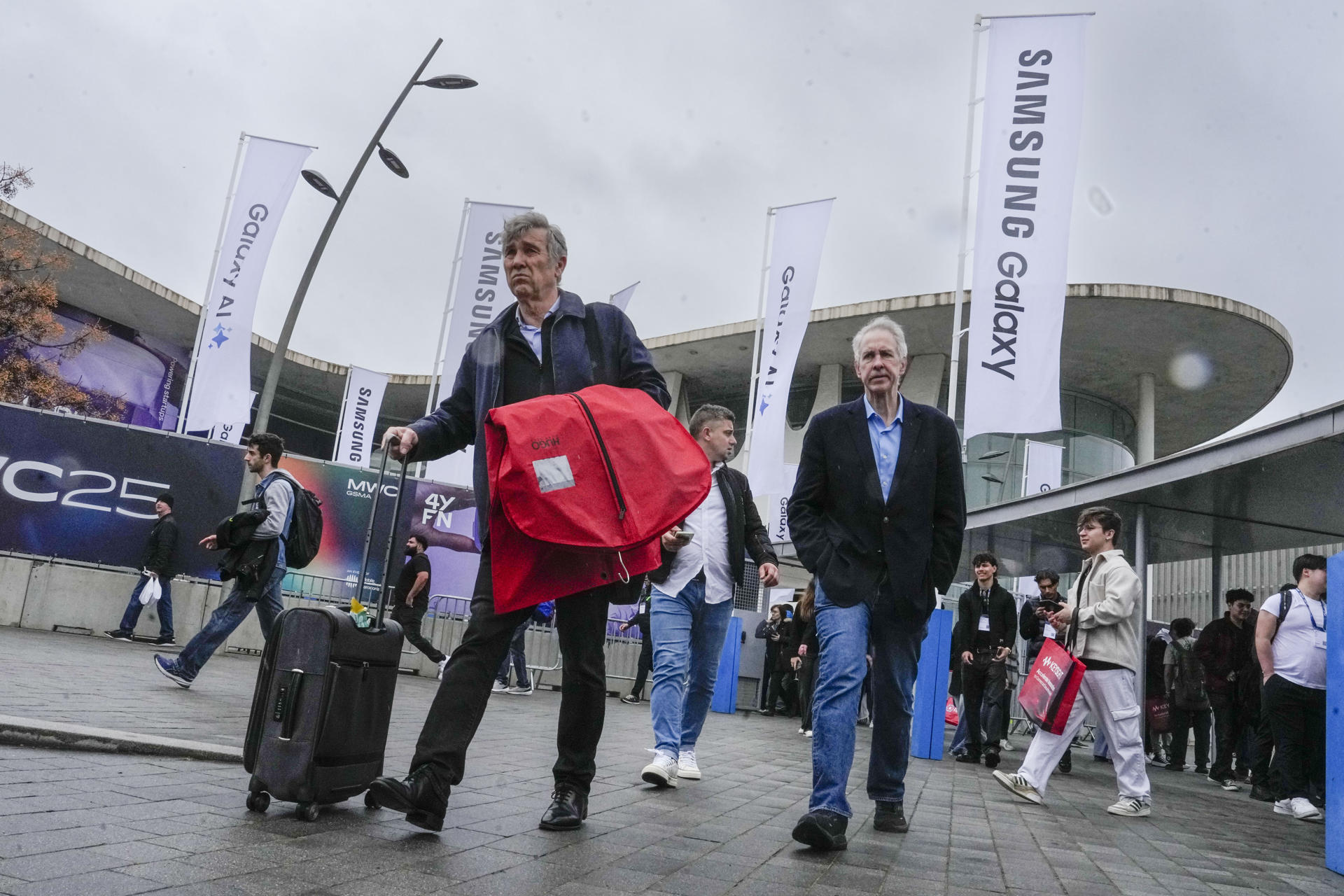 visitantes en el MWC, el mayor congreso mundial de tecnología ligada a la conectividad, que cierra sus puertas este jueves en Barcelona con la expectativa de haber atraído a más de 100.00 asistentes.  EFE/Enric Fontcuberta
