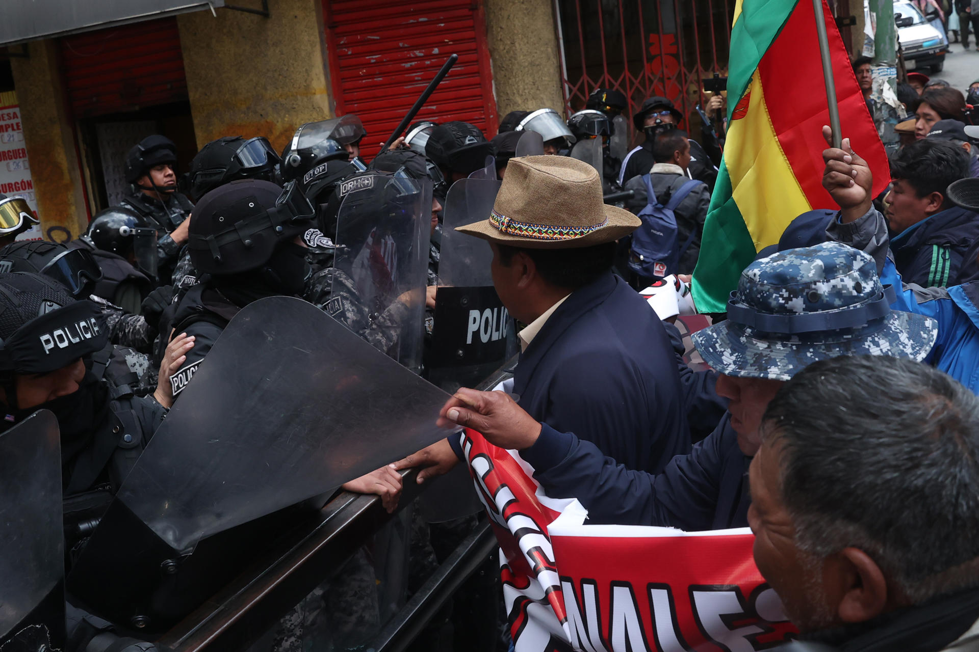 Integrantes de la policía de Bolivia y manifestantes se enfrentan durante una protesta este lunes, en La Paz (Bolivia). EFE/ Luis Gandarillas