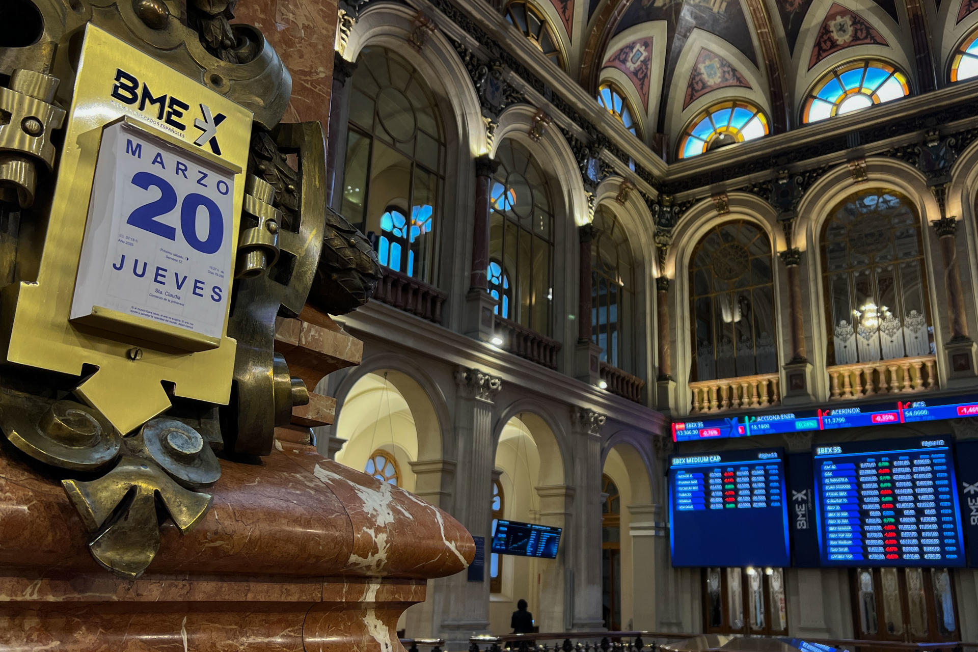La Bolsa española baja el 0,76 % este jueves y se ha aproximado a 13.300 puntos afectada por la caída de la banca y de las plazas europeas. Después del máximo anual por encima de 13.400 puntos alcanzado ayer, el indicador de referencia del parqué nacional, el IBEX 35, ha perdido 101,8 puntos, ese 0,76 %, hasta 13.306,3 puntos. EFE/ Altea Tejido