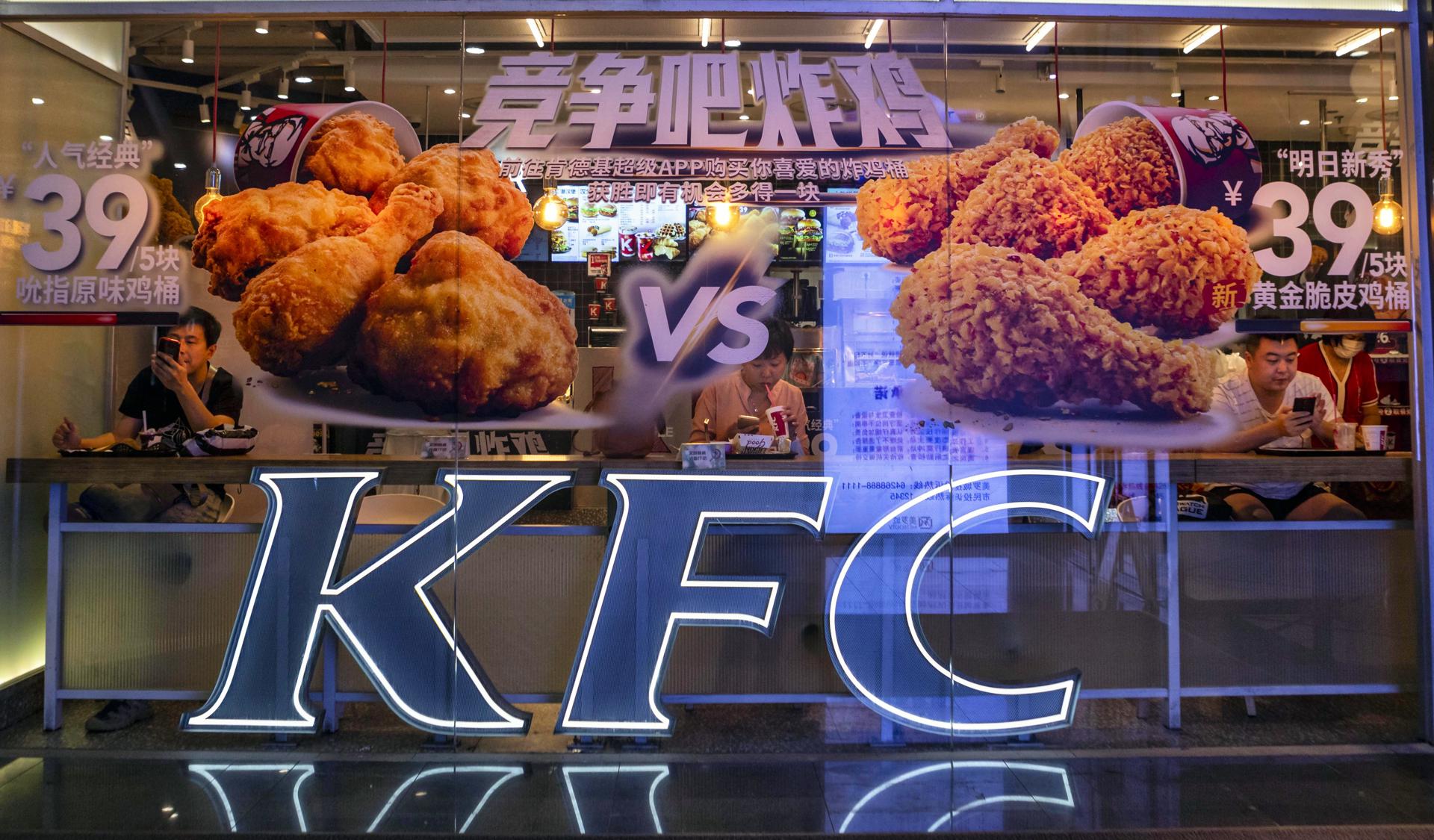 Fotografía de archivo de un logo de la empresa de comidas KFC. EFE/ALEX PLAVEVSKI
