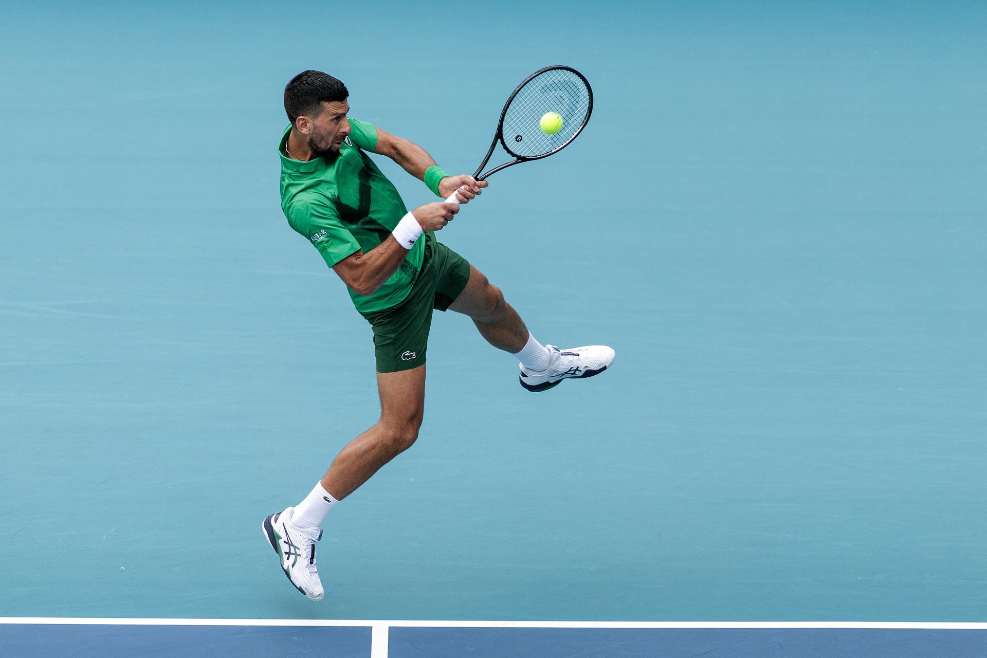 Novak Djokovic de Serbia en acción contra Camilo Ugo Carabelli de Argentina durante su partido de tercera ronda del torneo de tenis Miami Open 2025 en Miami. EFE/EPA/CRISTOBAL HERRERA-ULASHKEVICH
