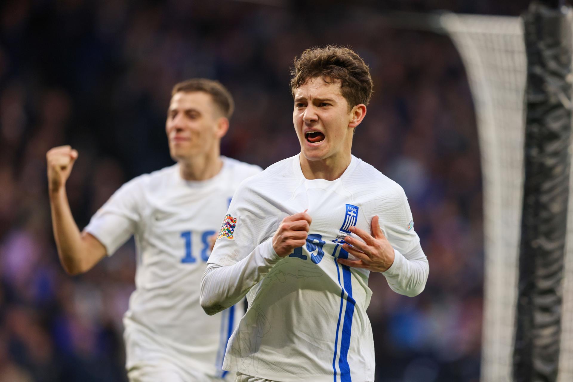 El griego Konstantinos Karetsas celebra un gol durante el aprtido de la UEFA Nations League ante Escocia en Glasgow. EFE/EPA/ROBERT PERRY