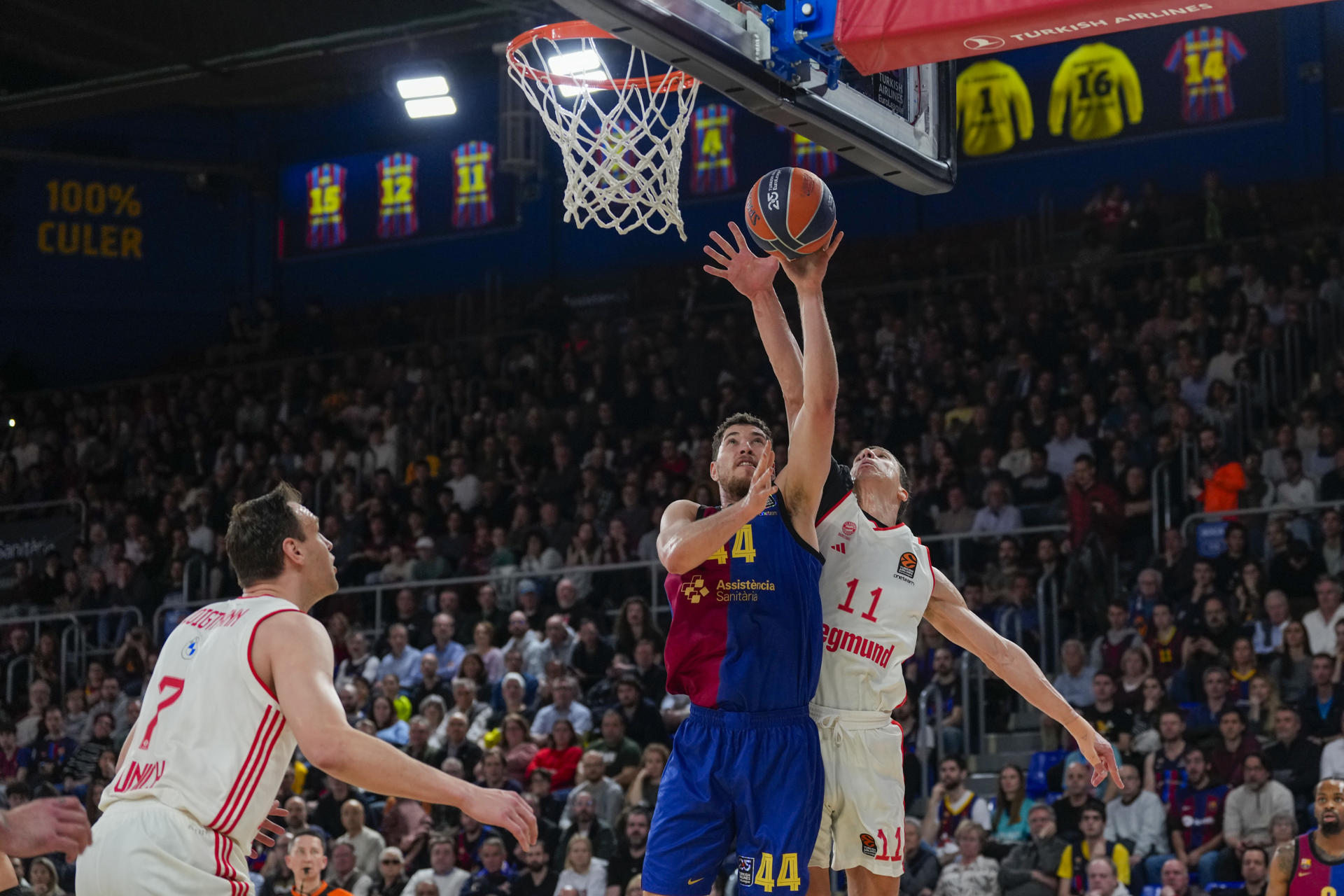 El alero serbio del Bayern Vladimir Lucic (d) lucha el balón con Joel Parra, del Barça, durante el partido de la jornada 31 de la EuroLiga que Barça y Bayern de Múnich disputaron en el Palau Blaugrana. EFE/Alejandro García