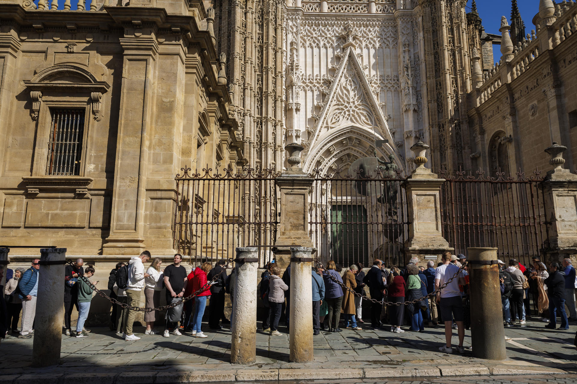 Turistas haciendo cola para acceder a la Catedral de Sevilla este martes aprovechando una pausa de buen tiempo. EFE/ Julio Muñoz