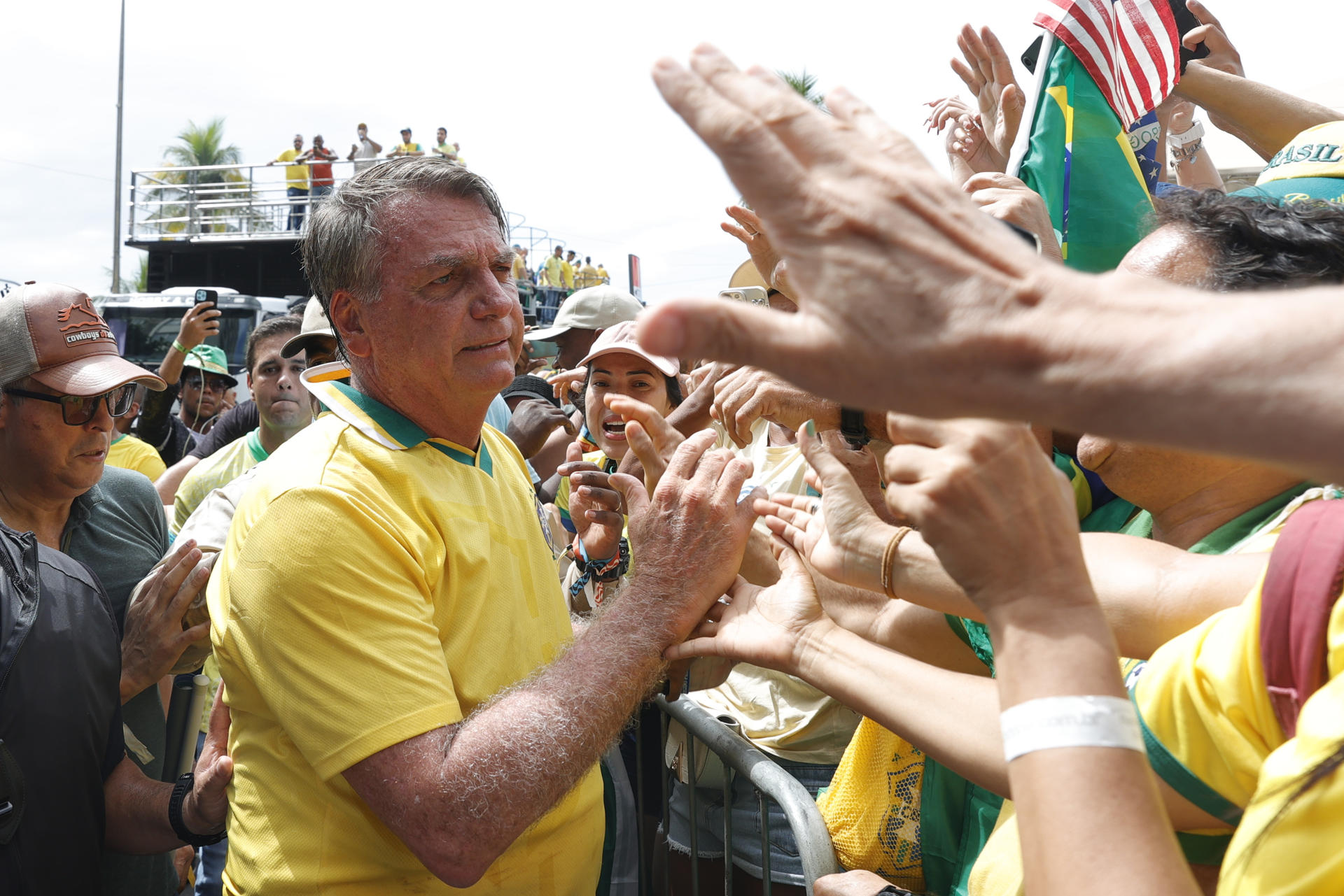 El expresidente de Brasil Jair Bolsonaro saluda a simpatizantes un evento este domingo en la playa de Copacabana en Río de Janeiro (Brasil). EFE/ Andre Coelho