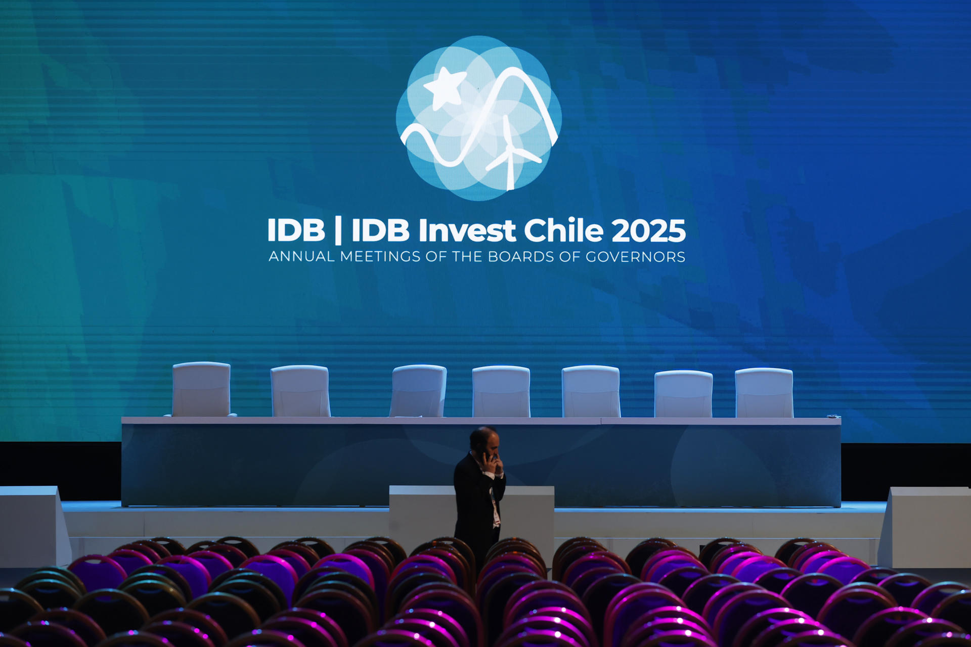 Fotografía de asistentes a la cuarta jornada de las Asambleas Anuales de Gobernadores del BID y de BID Invest 2025 en Santiago (Chile). EFE/ Elvis González