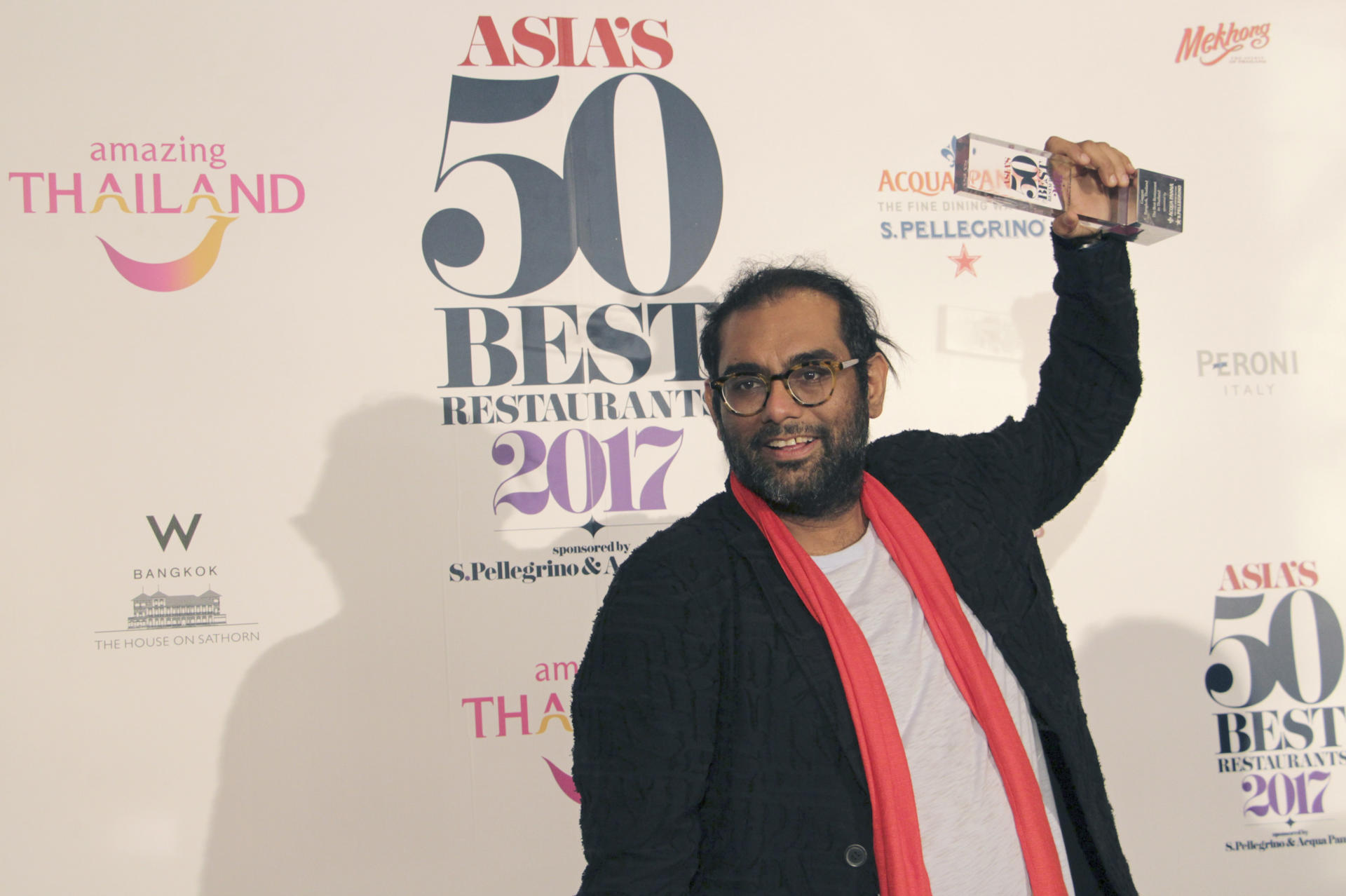 Foto de Archivo. BANGKOK, 21/02/2017.- El indio Gaggan Anand posa tras ser elegido su restaurante Gaggan (Bangkok) el mejor de Asia por tercer año consecutivo, en la ceremonia de entrega de los premios a los 50 mejores restaurantes de Asia celebrada hoy en Bangkok. EFE/Gaspar Ruiz-Canela