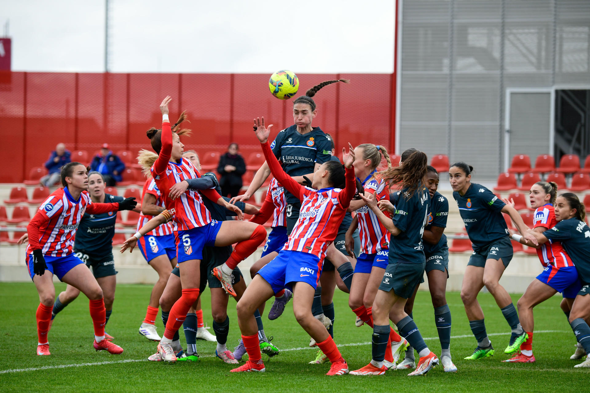 Jugadoras del Atlético de Madrid femenino se enfrentan a jugadoras del RCD Espanyol durante el partido de la Primera División femenina que disputaron en el estadio C.D. Alcalá de Henares (Madrid) este domingo. EFE/ Victor Lerena