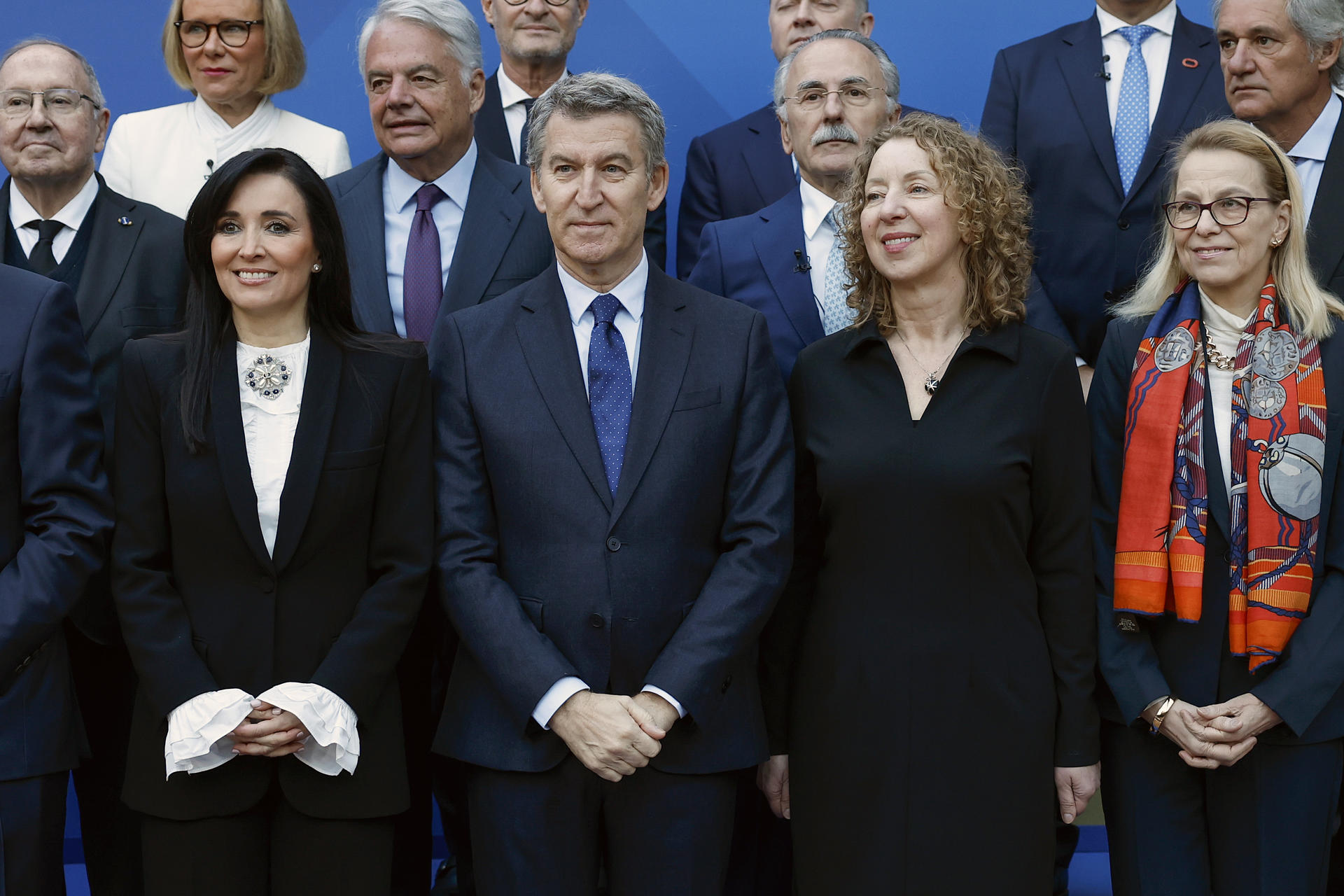 El presidente del Partido Popular, Alberto Núñez Feijóo (c) posa para la foto del familia de la quinta edición del 'Wake Up, Spain' organizado por el diario El Español, un foro de cinco días que este año versará sobre 'los desafíos de España ante el nuevo orden mundial'. EFE/JJ Guillén