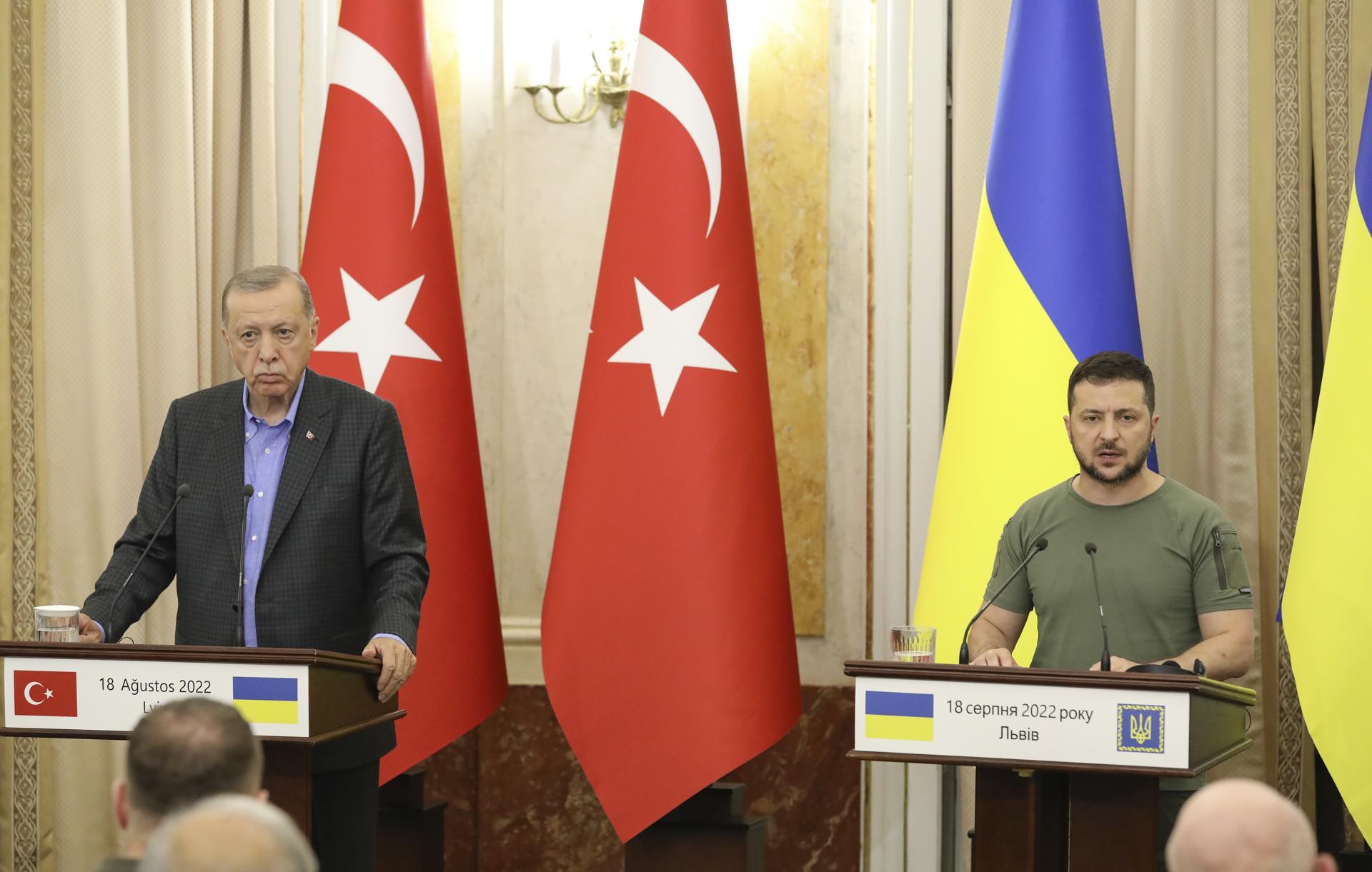 Foto archivo. Volodymyr Zelensky (R) Recep Tayyip Erdogan (L) , (Turquía, Ucrania) EFE/EPA/MYKOLA TYS