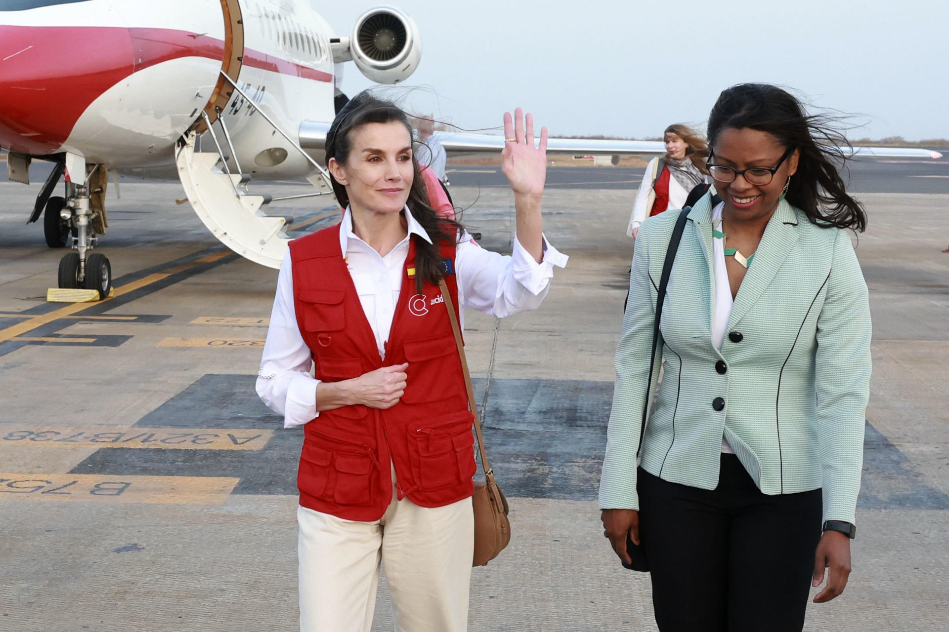 - La reina Letizia (i) llega este lunes al aeropuerto internacional Nelson Mandela de Praia, en Cabo Verde, para conocer la labor que desarrolla la cooperación española en este archipiélago, una prioridad de la acción exterior de España en África subsahariana. EFE/ Casa De S.M. El Rey / José Jiménez SÓLO USO EDITORIAL / SÓLO DISPONIBLE PARA ILUSTRAR LA NOTICIA QUE ACOMPAÑA (CRÉDITO OBLIGATORIO)