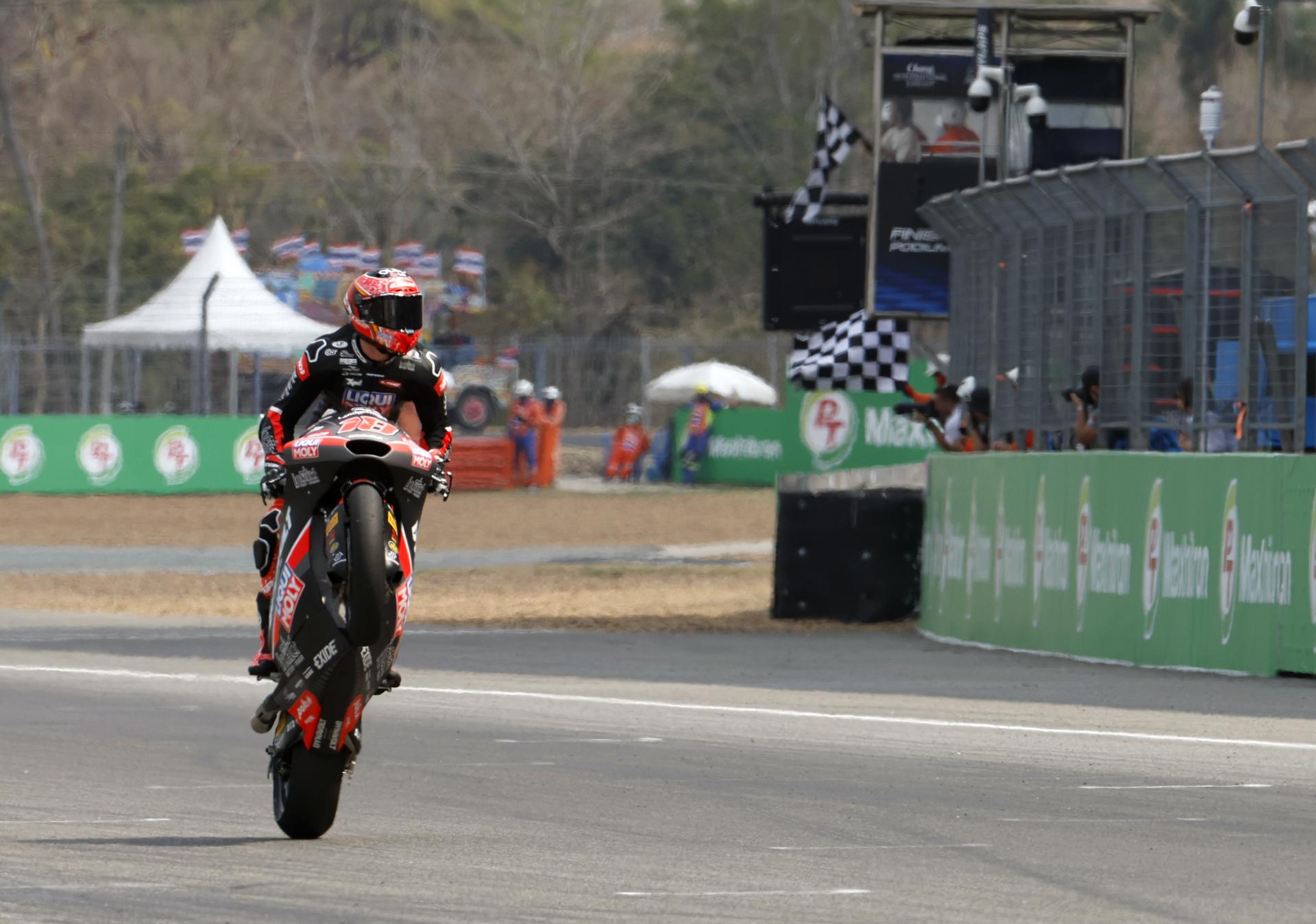 Manuel González 'Manugas', en el momento de imponerse en el Gran Premio de Tailandia de Moto2. EFE/EPA/RUNGROJ YONGRIT