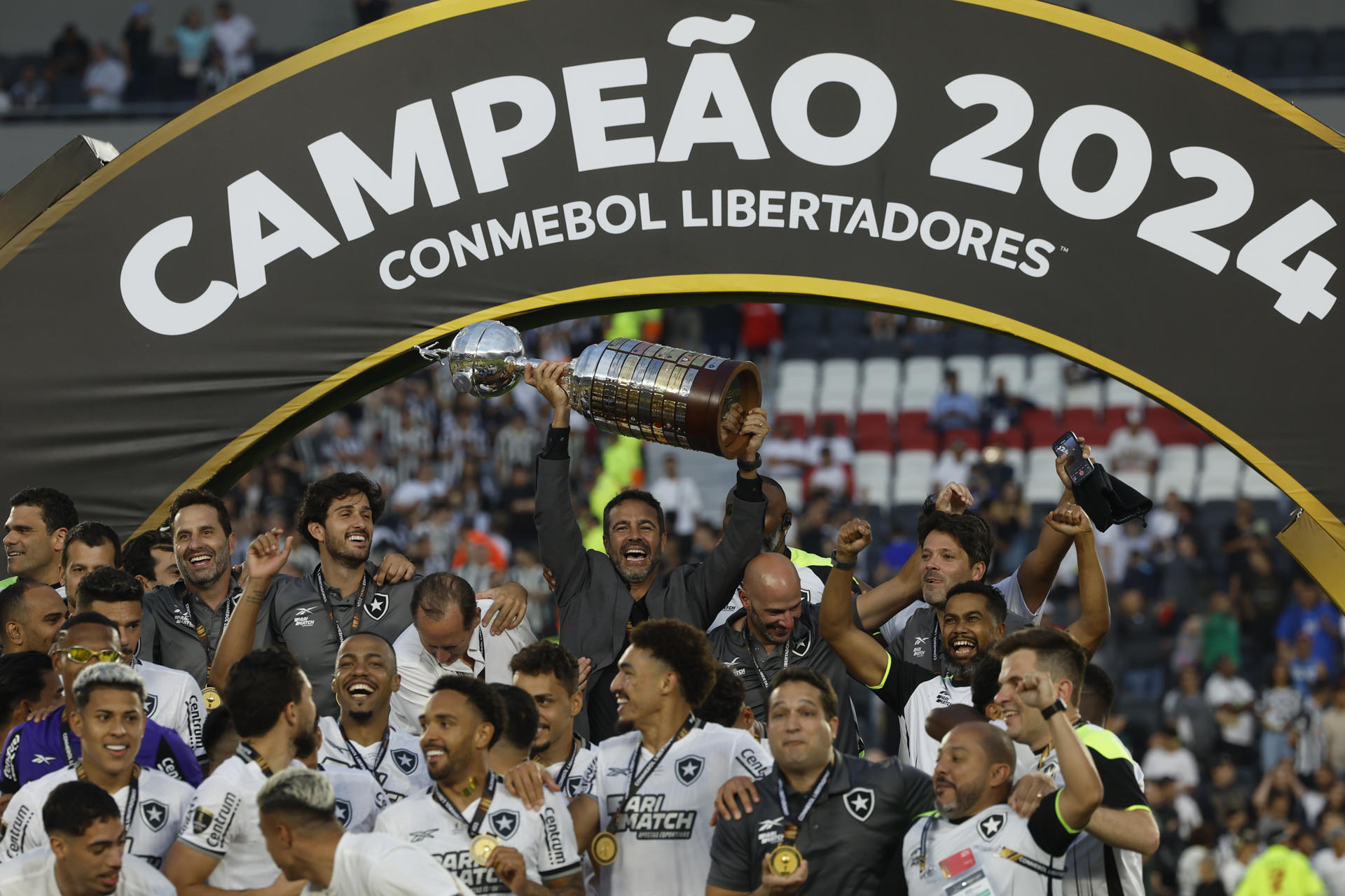 El entrenador de Botafogo Artur Jorge (c) celebra con el trofeo al ganar la Copa Libertadores ante Atlético Mineiro. EFE/Antonio Lacerda
