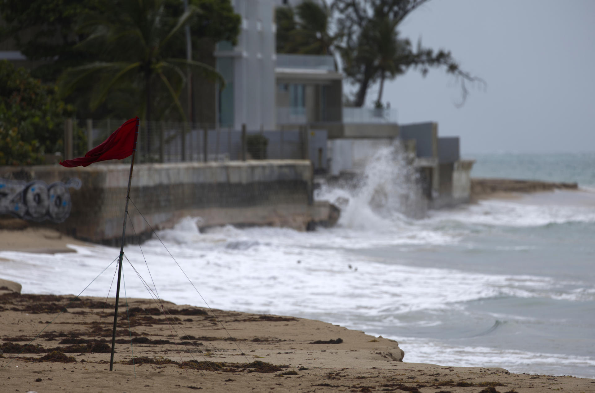 Fotografía de archivo en la que se registró una vista general de una playa en Puerto Rico, donde se izó una bandera roja en señal alerta por fuerte oleaje.El Servicio Nacional de Meteorología (SNM) de San Juan emitió hoy una alerta alta por corrientes marinas en el norte de la isla, donde un turista estadounidense falleció ahogado. EFE/Thais Llorca