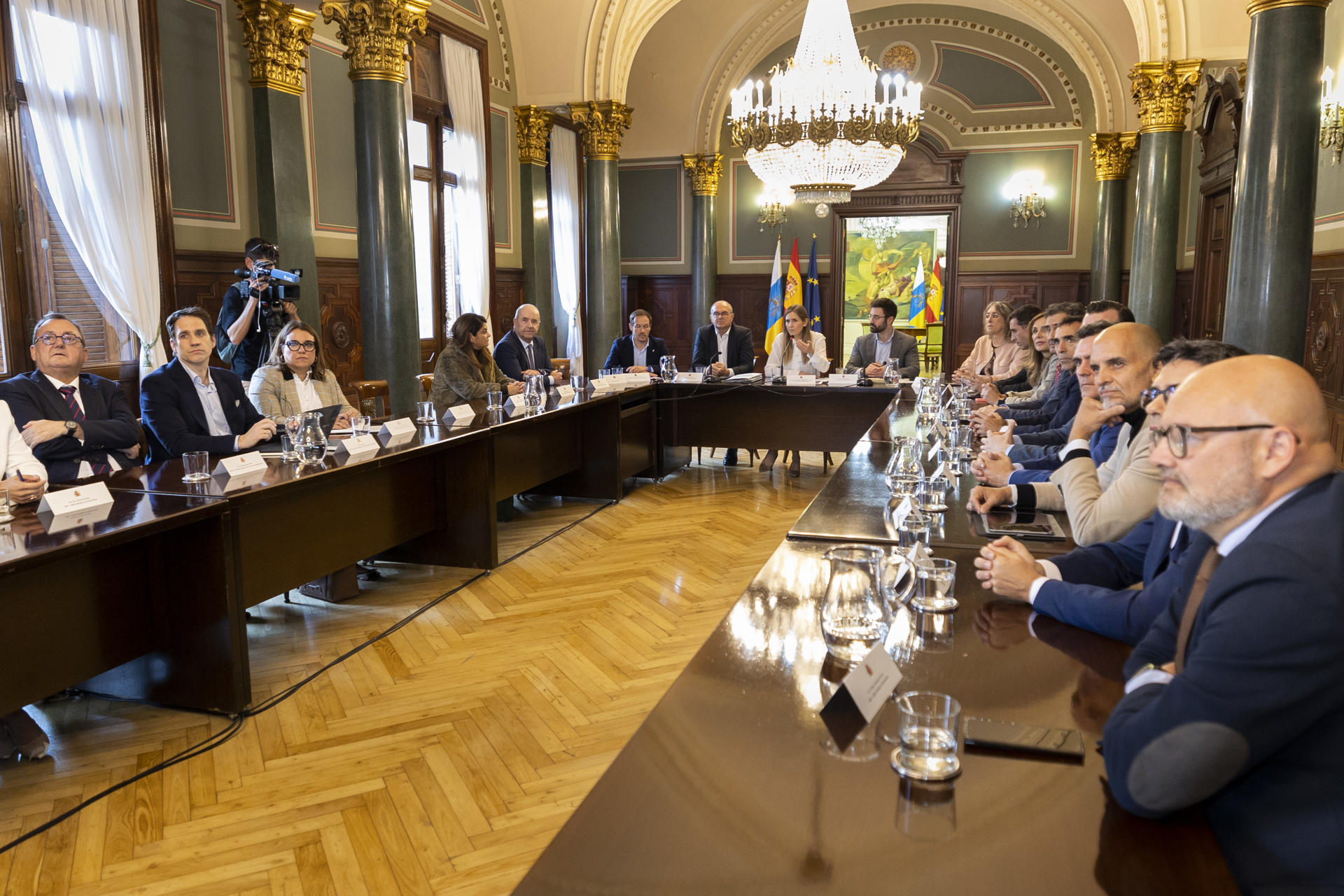 La ministra de Transición Ecológica, Sara Aagesen (c), ha expuesto este jueves a los principales actores del sector energético en Canarias un plan de medidas para acelerar la descarbonización de las islas, multiplicando por diez la capacidad de generación con energías renovables. En la imagen, en un momento de la reunión que ha celebrado en la Delegación del Gobierno en Las Palmas de Gran Canaria. EFE/Quique Curbelo