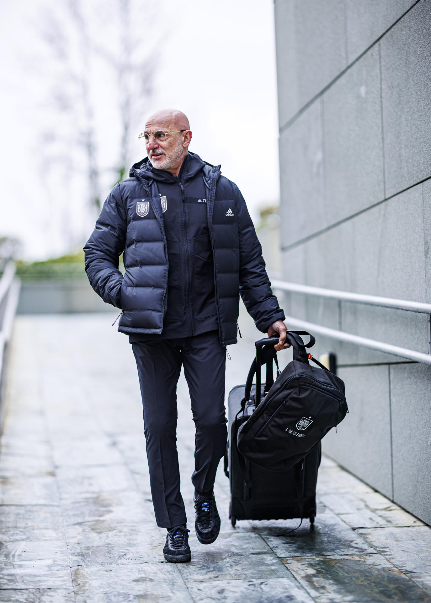 El técnico Luis de la Fuente llega a la concentración de la selección española de fútbol este lunes en la Ciudad del Fútbol de Las Rozas (Madrid), de preparación para los partidos de los cuartos de final de la Liga de Naciones contra Países Bajos. EFE/ Pablo Garcia/RFEF