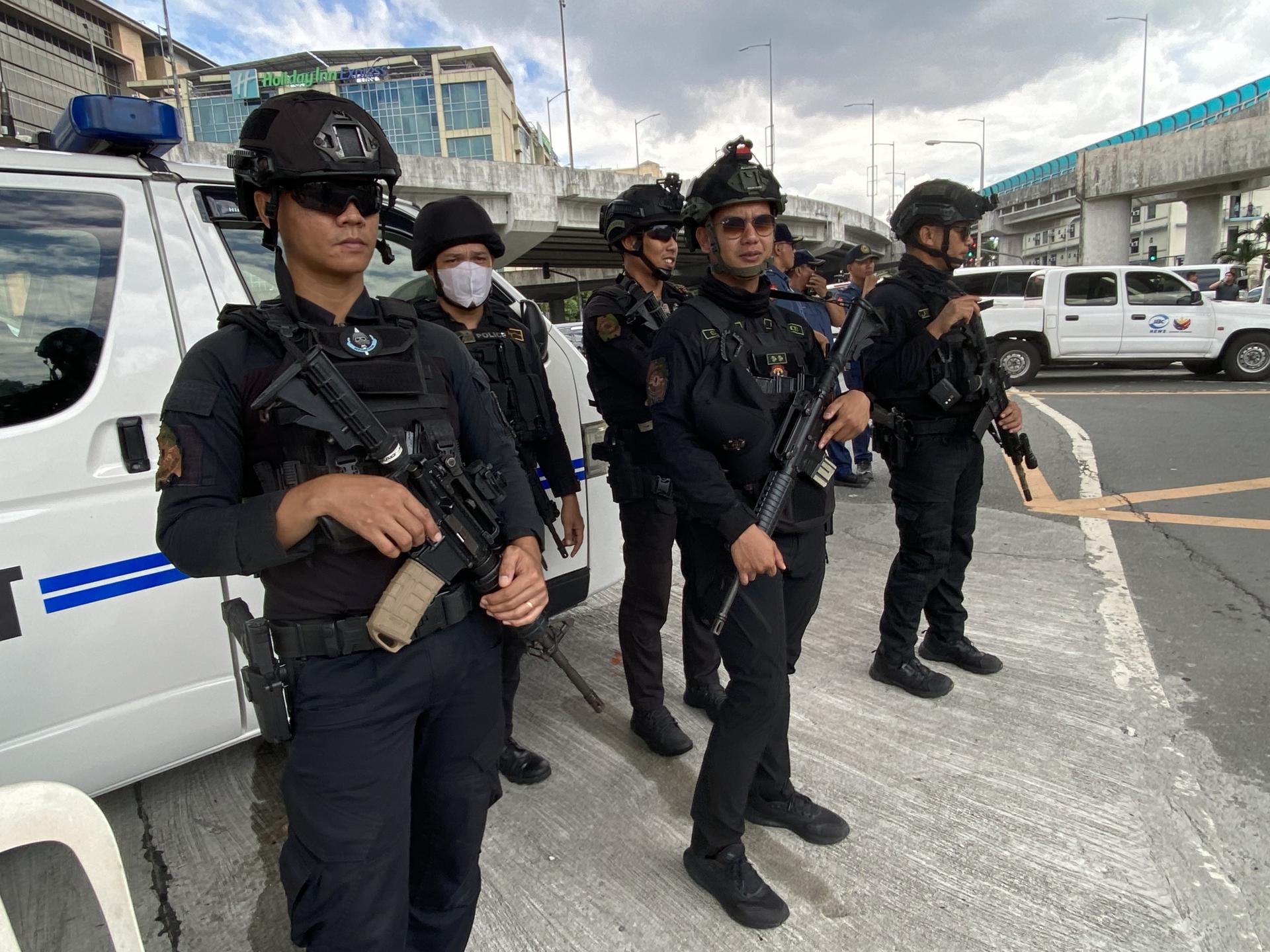 MANILA (Philippines), 11/03/2025.- Security forces stand guard outside a military airbase where former Philippine President Rodrigo Duterte was allegedly brought to upon arrival at Manila's International Airport in Manila, Philippines, 11 March 2025. Duterte was arrested at Manila airport after an arrest warrant from the International Criminal Court was served upon his arrival from Hong Kong. The Presidential Communication Office confirmed the arrest, stating that Interpol in Manila received the warrant. (Filipinas) EFE/EPA/FRANCIS R. MALASIG