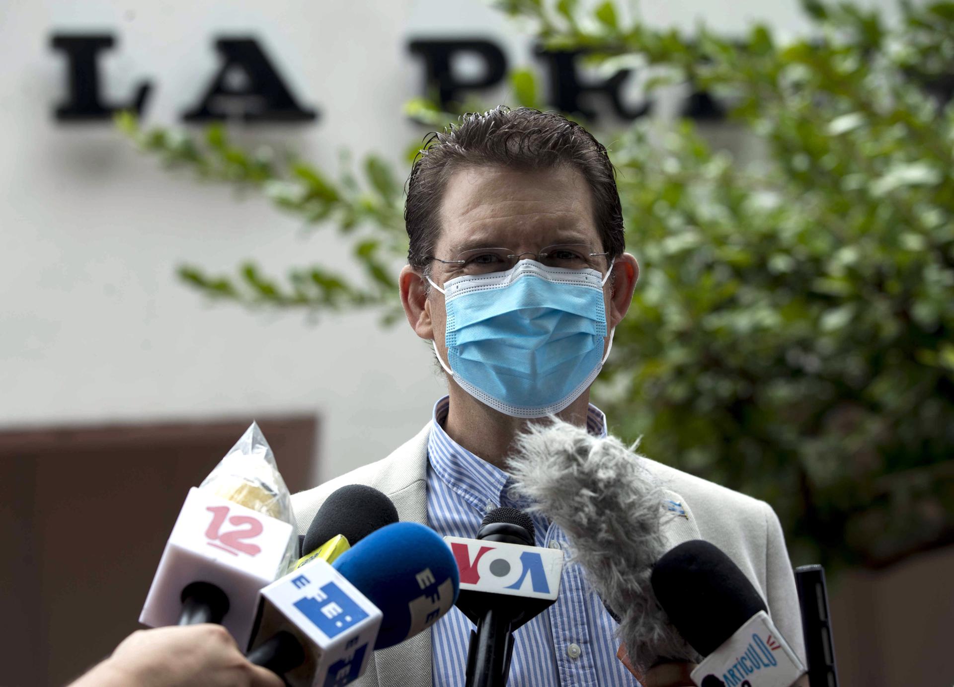 Fotografía de archivo, tomada en agosto de 2021, en la que se registró al gerente general del diario La Prensa de Nicaragua, Juan Lorenzo Holmann Chamorro, al atender a la prensa, en Managua (Nicaragua). EFE/Jorge Torres