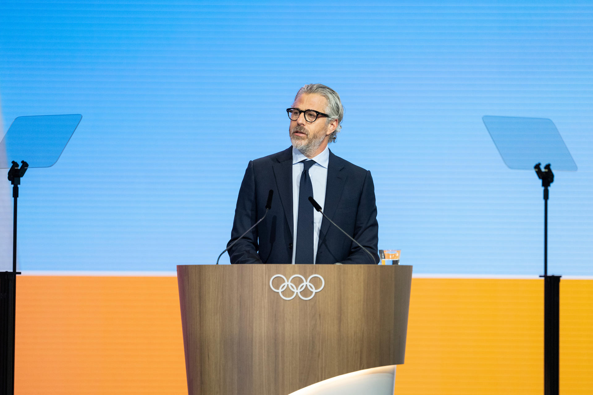 El presidente del comité organizador de los Juegos de Los Ángeles 2028, Casey Wasserman, afirmó este jueves que no prevé "ningún problema, ninguno, para ningún país" con los visados de acceso a Estados Unidos con motivo de la cita olímpica. "Desde nuestra candidatura hemos trabajado con cuatro administraciones diferentes y con tres presidentes y todos ellos han mostrado su compromiso total con el acceso de todo el mundo y con la Carta Olímpica", dijo Wasserman en Costa Navarino (Grecia), donde se reúne la 144 Sesión del COI. EFE/ COI/Greg Martin